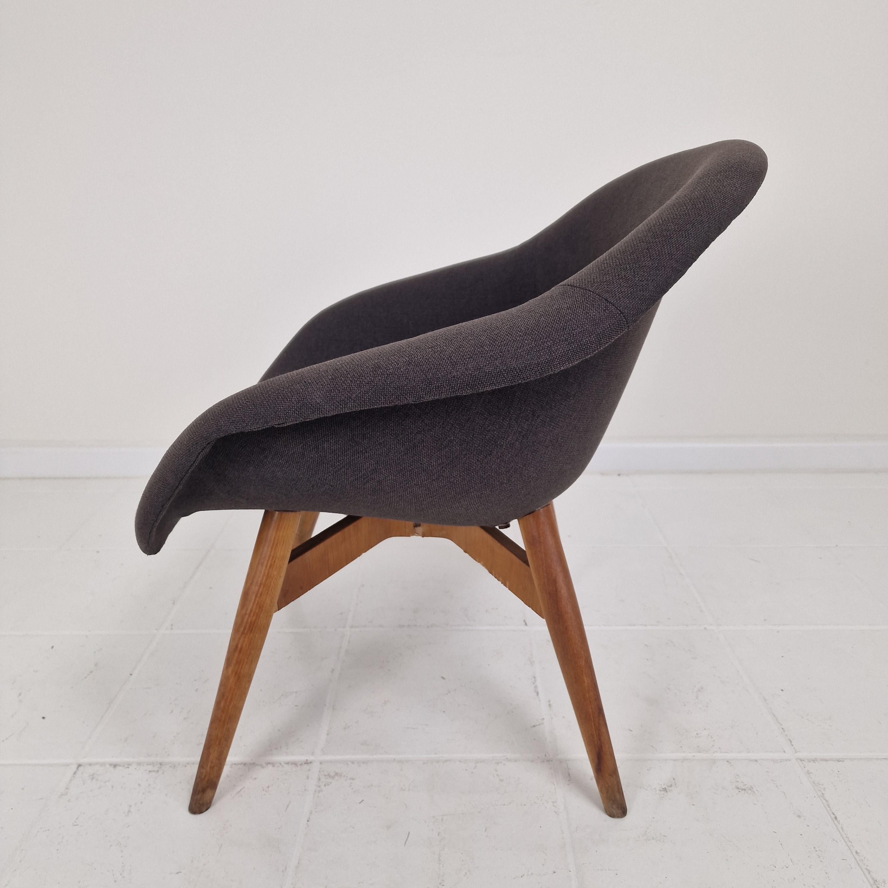 Metà XX secolo Set di 2 sedie da salotto a secchiello di Miroslav Navrátil per Vertex, anni '60 in vendita