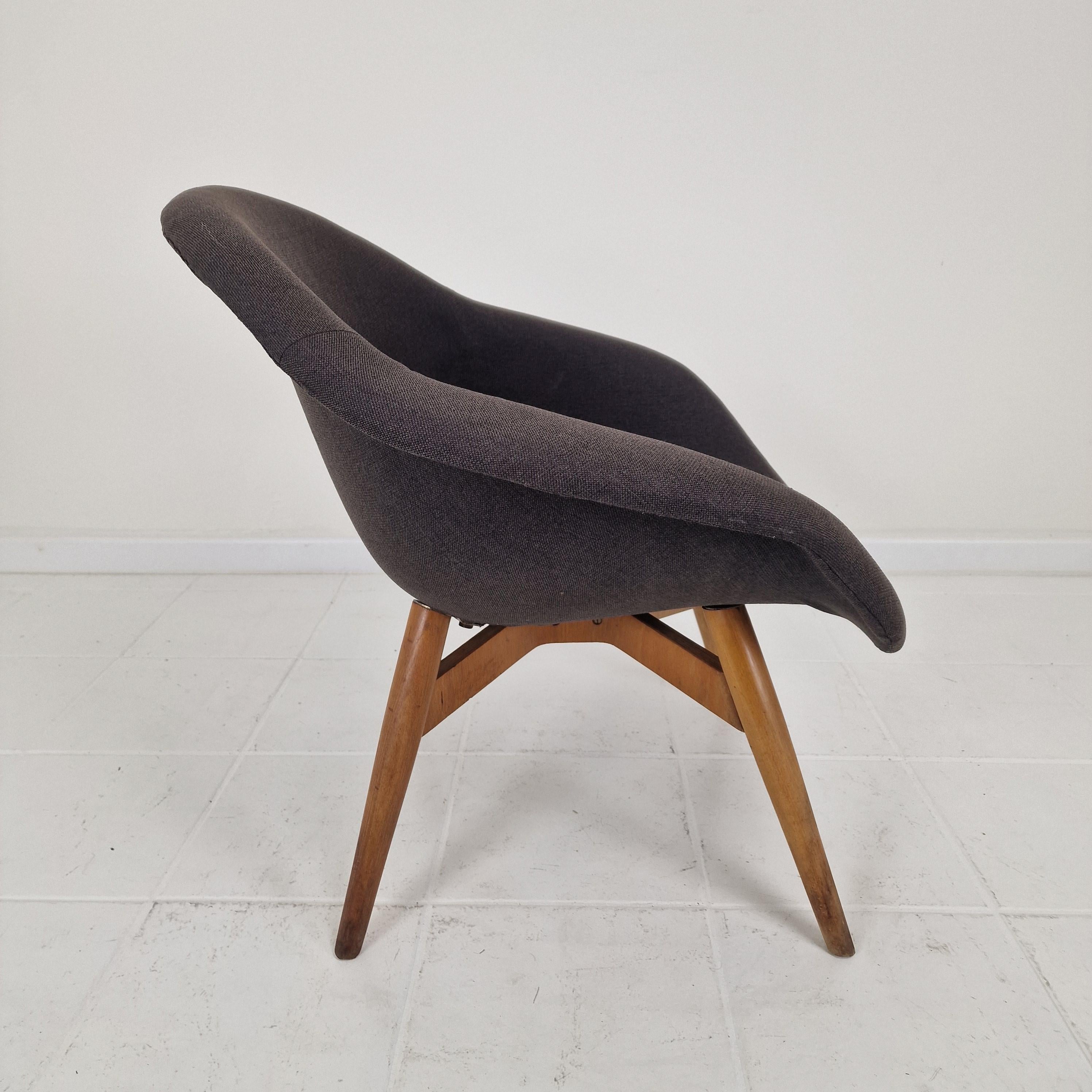 Schiuma Set di 2 sedie da salotto a secchiello di Miroslav Navrátil per Vertex, anni '60 in vendita