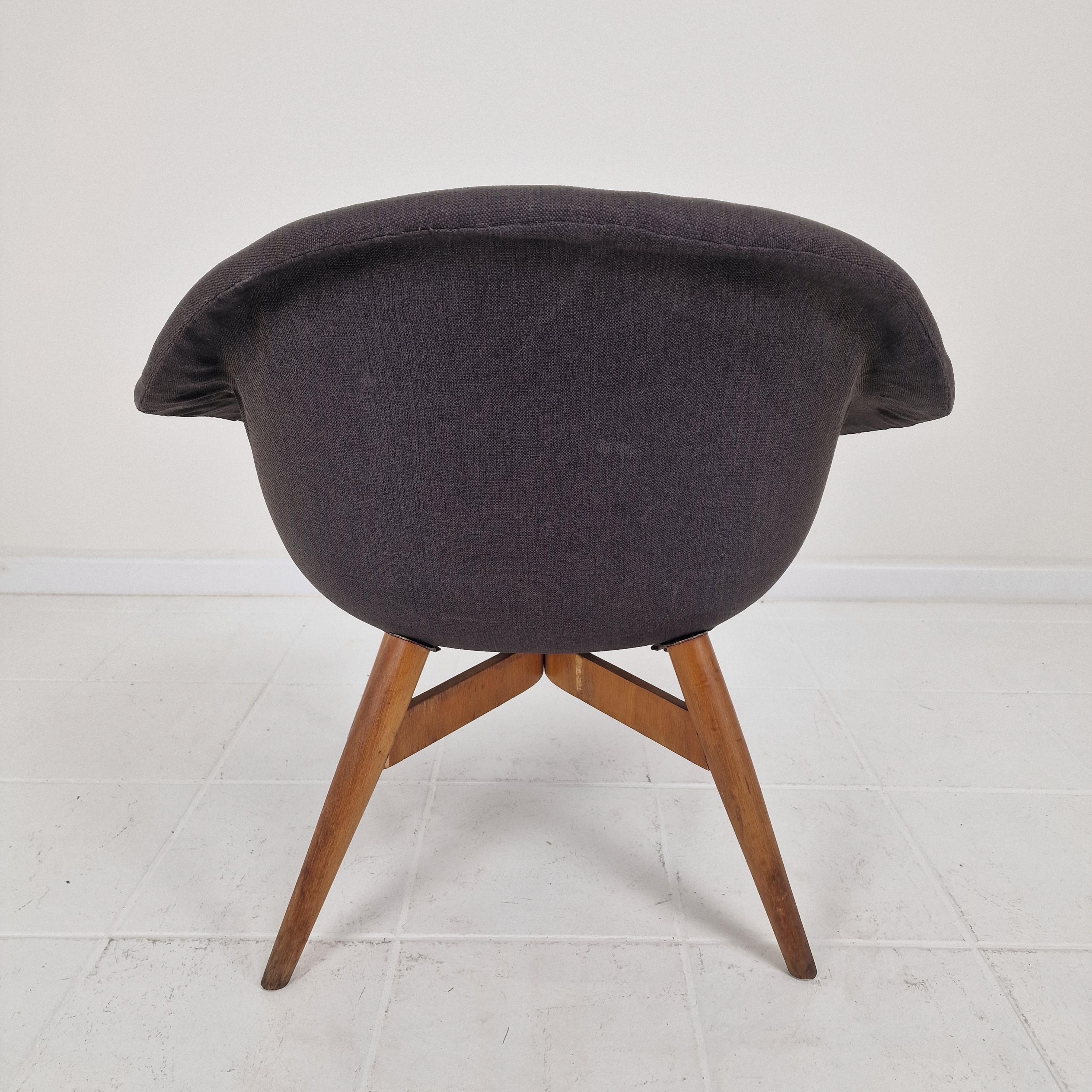 Set di 2 sedie da salotto a secchiello di Miroslav Navrátil per Vertex, anni '60 in vendita 1
