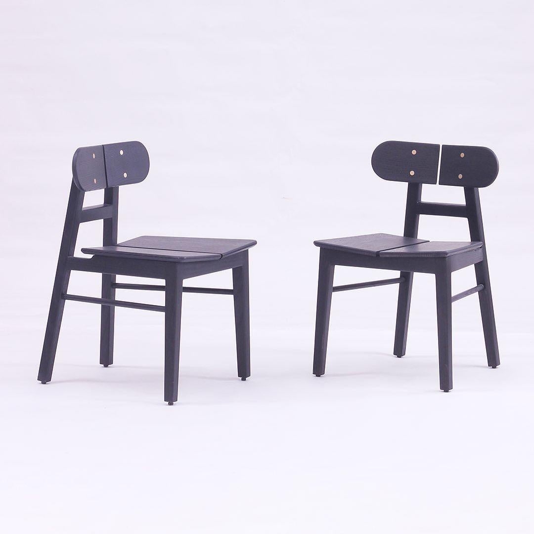 Ensemble de 2 chaises de salle à manger Butterfly noir anthracite par Esvee Atelier
Dimensions : D 55 x L 53 x H 80 cm (chacun).
MATERIAL : Bois noir anthracite.

Disponible dans les finitions noir anthracite et marron foncé. Veuillez nous
