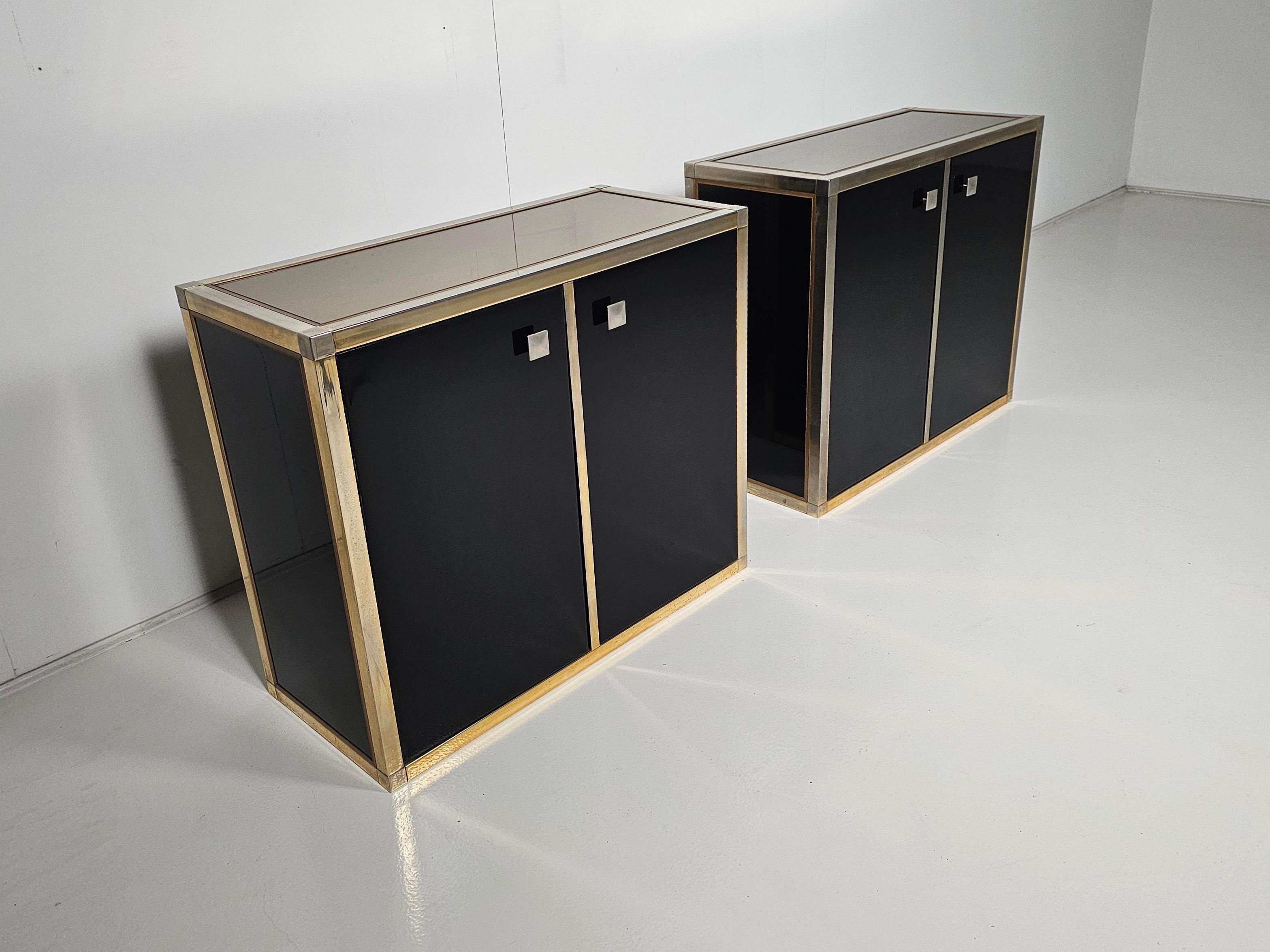 Pareja de armarios lacados en negro diseñados por Renato Zevi en la década de 1970. Cada elemento tiene un marco de latón, paneles laminados negros, frentes y encimeras de cristal opalino. Las asas y las bisagras son de latón/cromo.

Diseños famosos