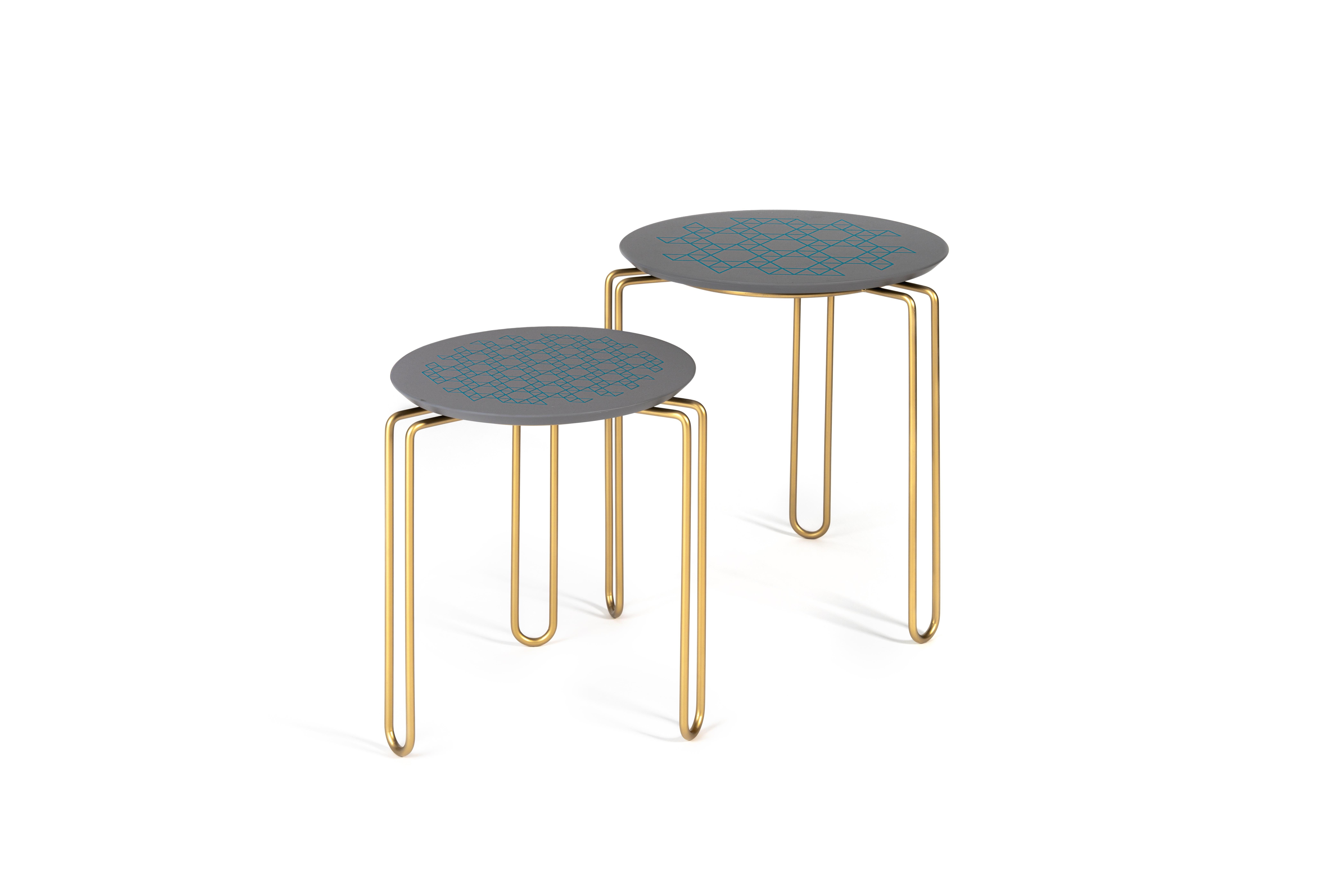 Set of 2 caleido coffee table by Mentemano
Dimensions: 
42 x H 47 cm
35 x H 41 cm
Materials: steel, wood 


A bended steel structure of curves with three double legs. The circular stand top is made of lacquered wood and enriched with digital