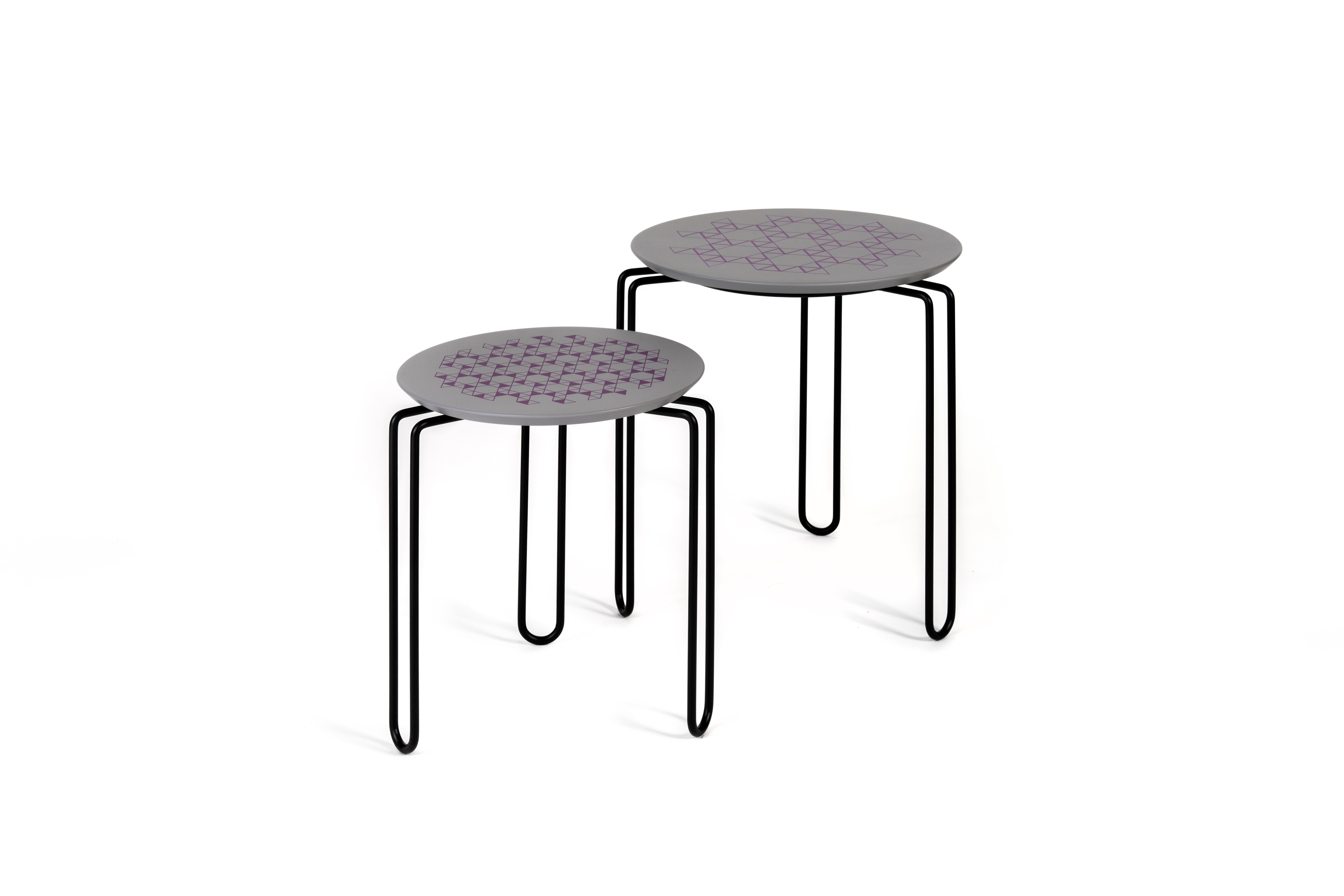 Set of 2 caleido coffee table by Mentemano
Dimensions: 
42 x H 47 cm
35 x H 41 cm
Materials: Steel, wood.


A bended steel structure of curves with three double legs. The circular stand top is made of lacquered wood and enriched with digital