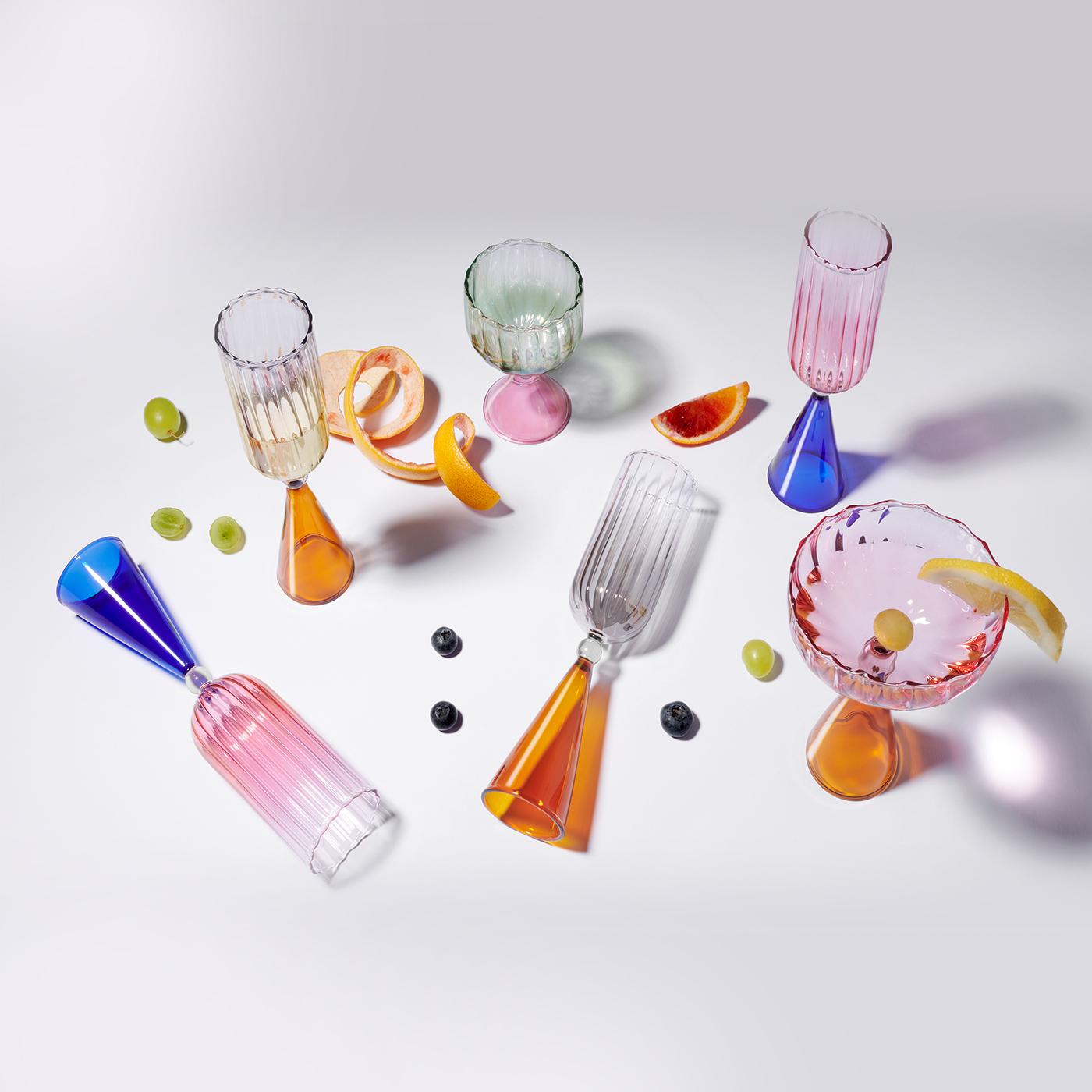 Set de 2 flûtes en verre borosilicate soufflé à la main. Veuillez noter que la collection Calypso est soigneusement fabriquée à la main par des artisans italiens qualifiés : chaque pièce est unique.