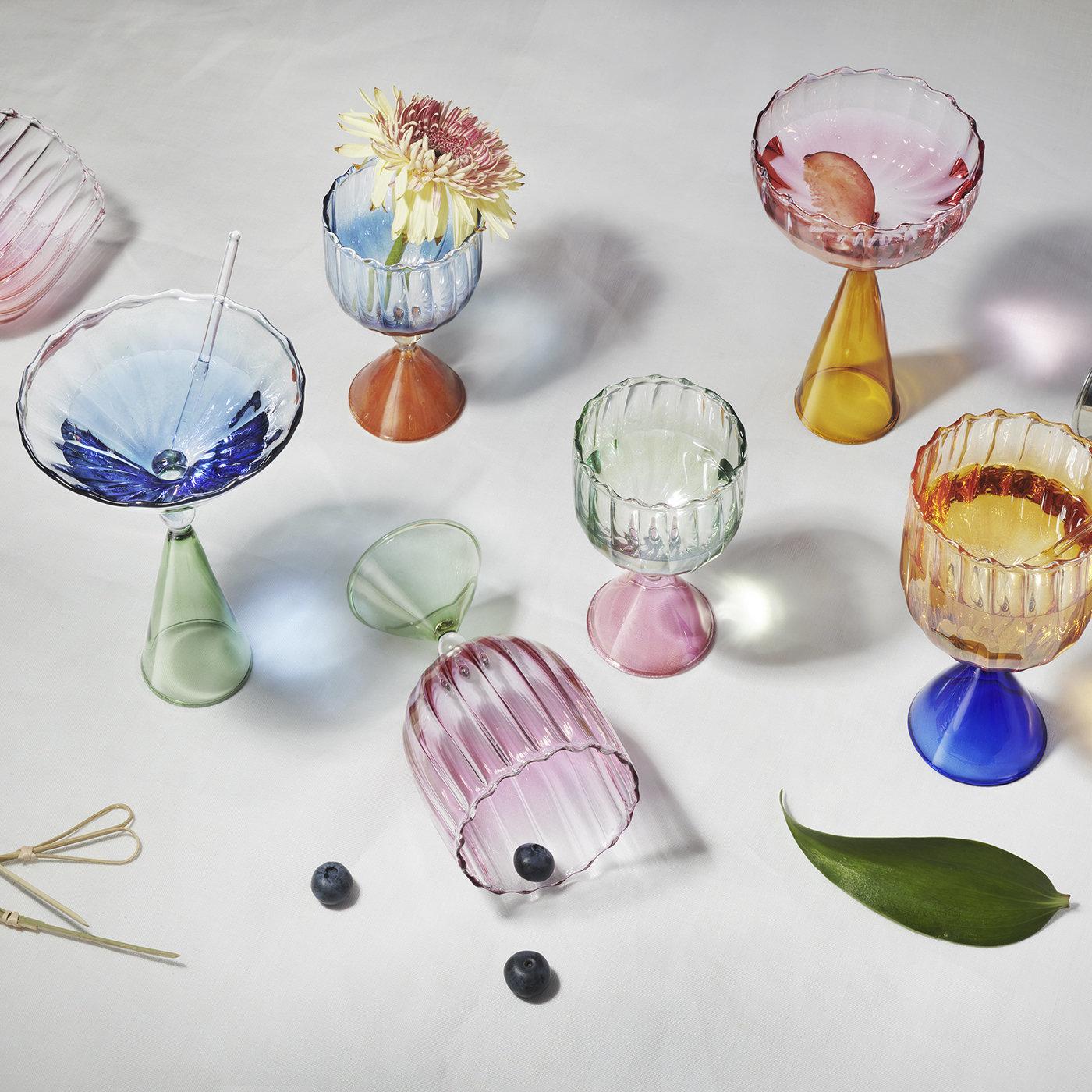 Perfetta per ogni occasione, questa coppia di splendidi bicchieri a forma di goblet farà bella mostra di sé su ogni tavola, soprattutto se abbinata ad altri pezzi della Collection'S. Calypso. Soffiati a mano in vetro borosilicato resistente ed
