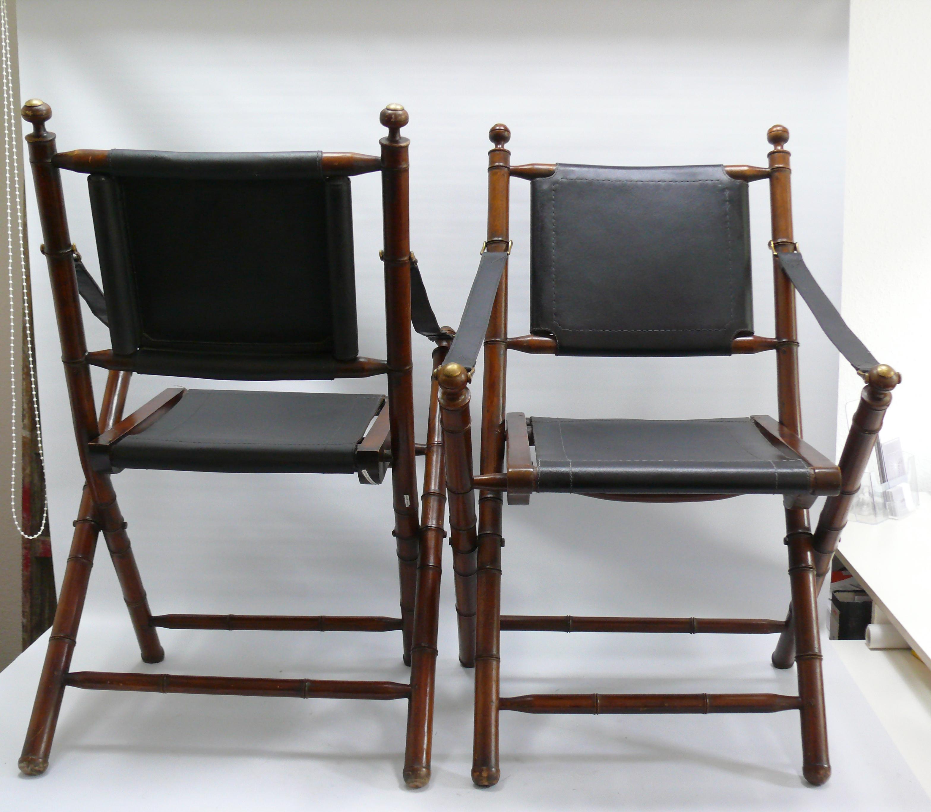 Paire de chaises pliantes / chaises d'officier de Coloni en teck avec de solides sièges en cuir ; bambou/ style colonial - milieu du siècle.
Importateur : Bruno Steinhoff - une grande entreprise allemande de meubles opérant dans le monde entier