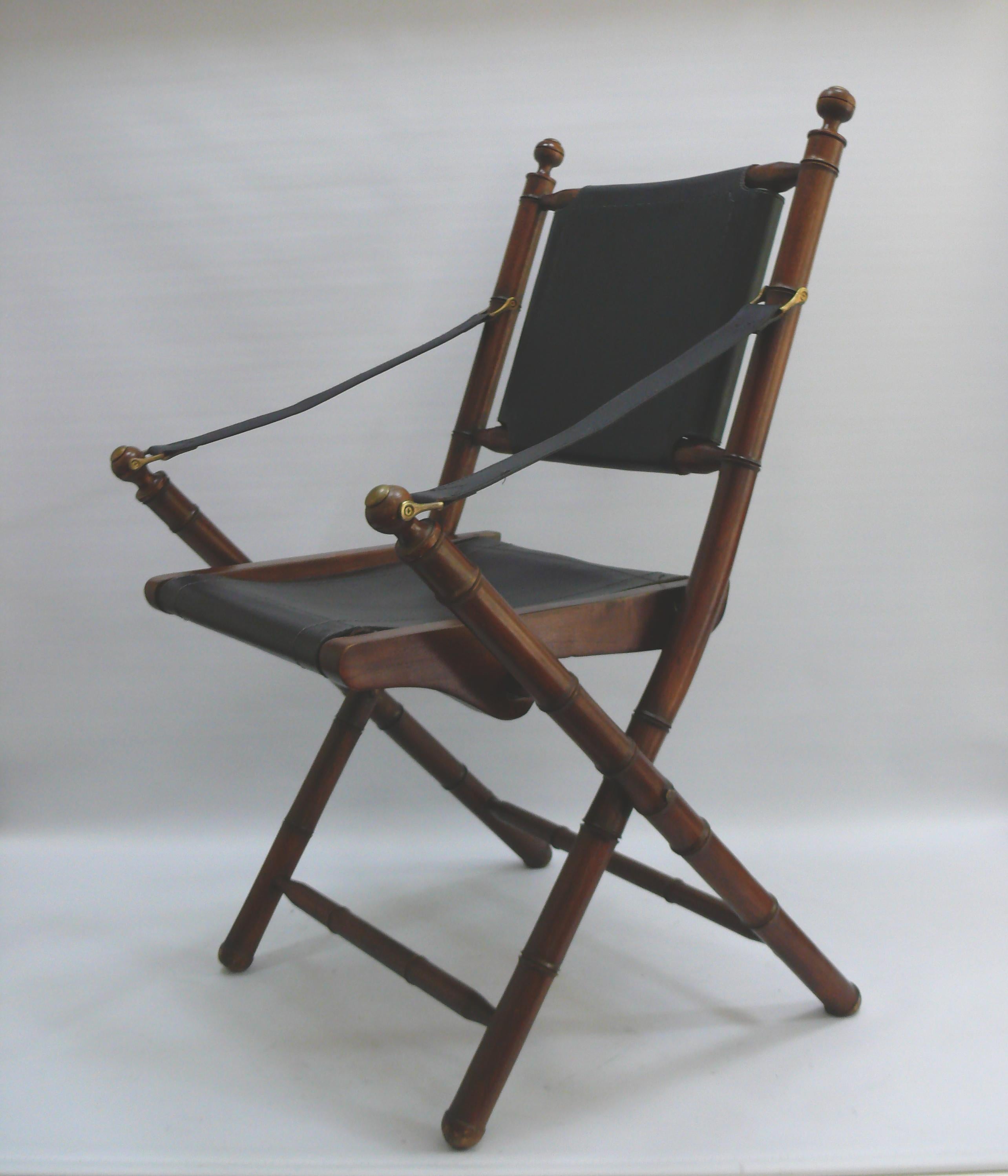 2er Set Campaigner Stühle  - Teakholz, Leder, Messing - Kolonialstil - Mid Century (Colonial Revival) im Angebot