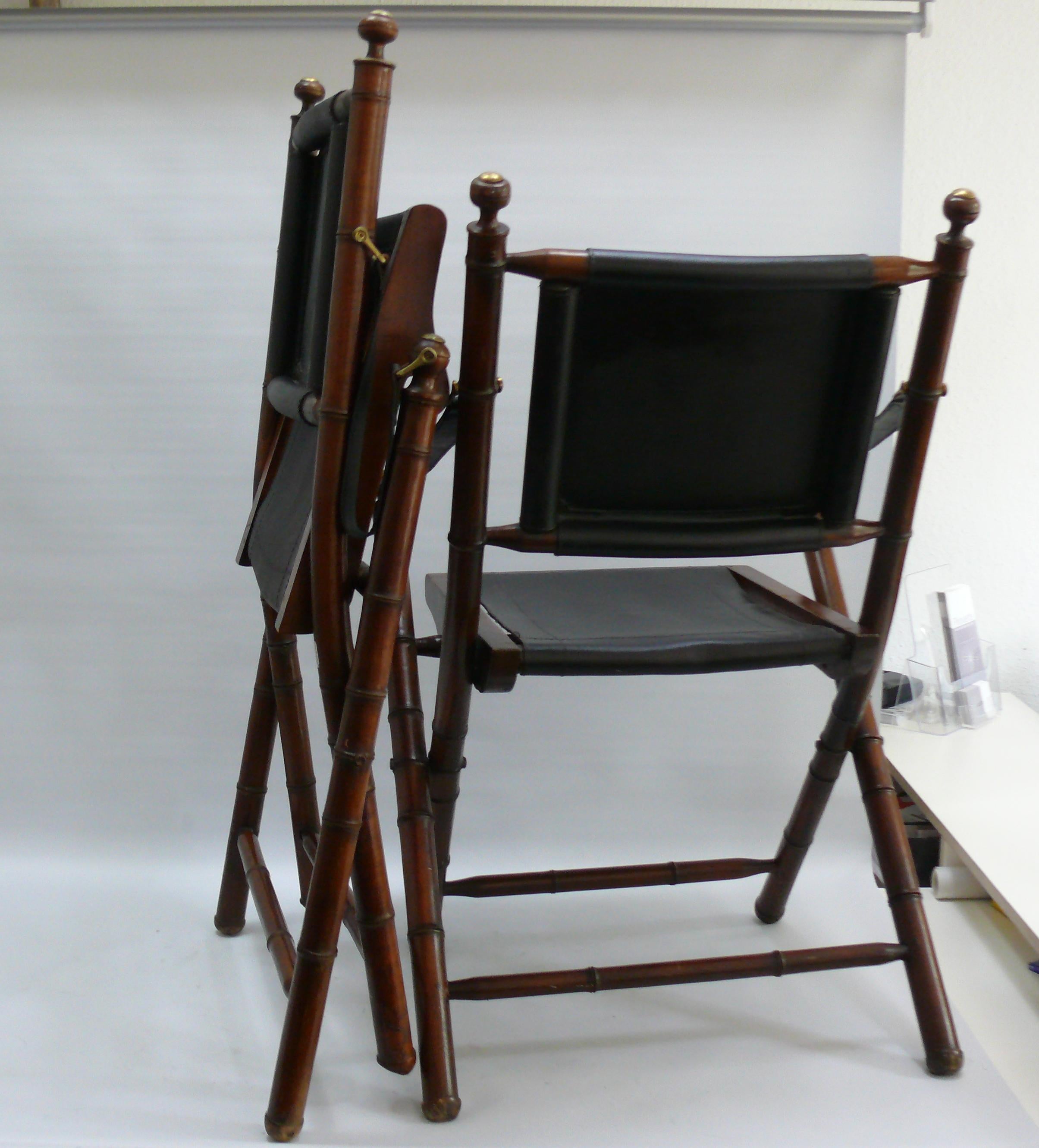 Néocolonial Ensemble de 2 chaises Campaigner  - teck, cuir, laiton - style colonial - Mid Century en vente