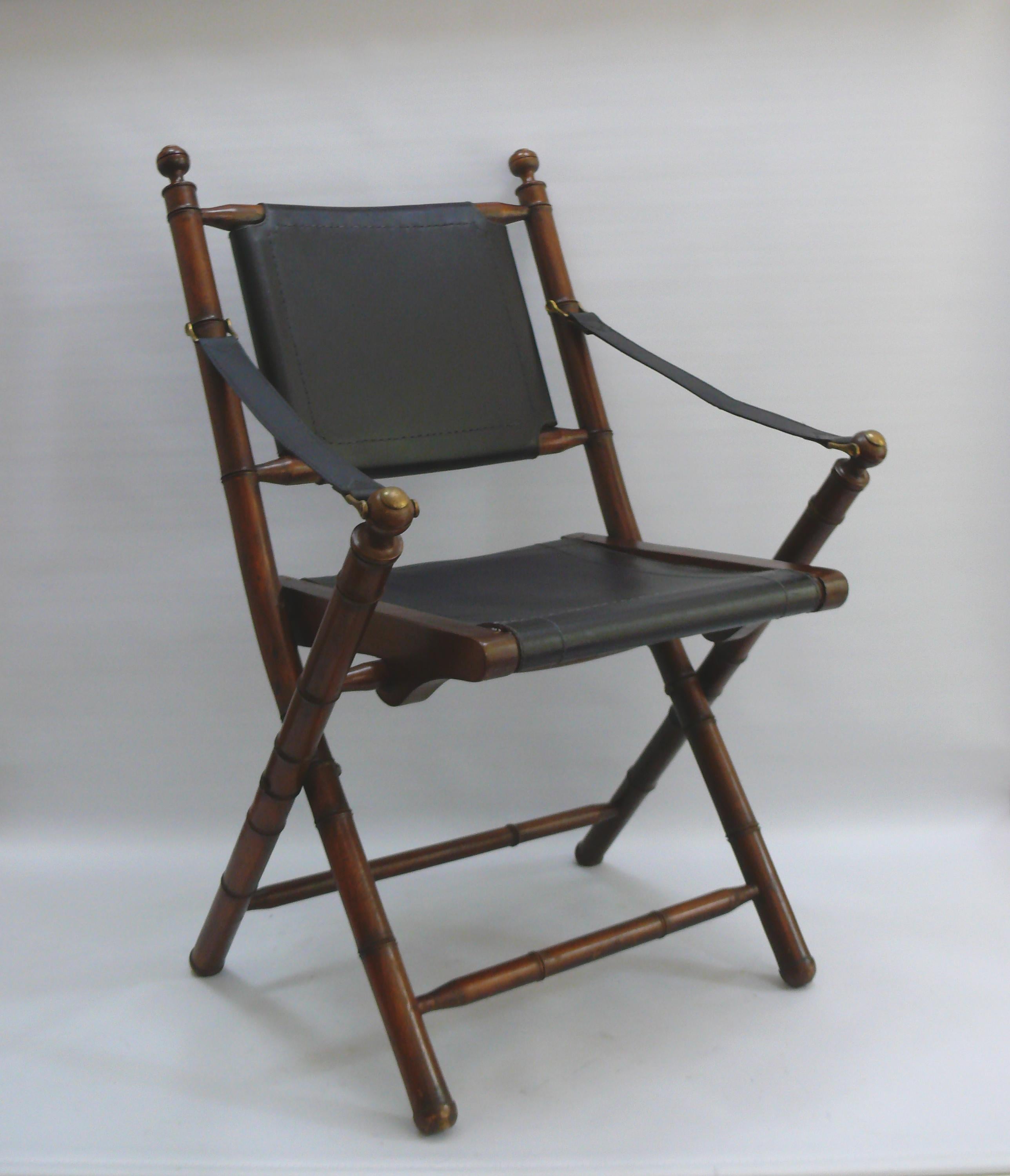 Travail du bois Ensemble de 2 chaises Campaigner  - teck, cuir, laiton - style colonial - Mid Century en vente