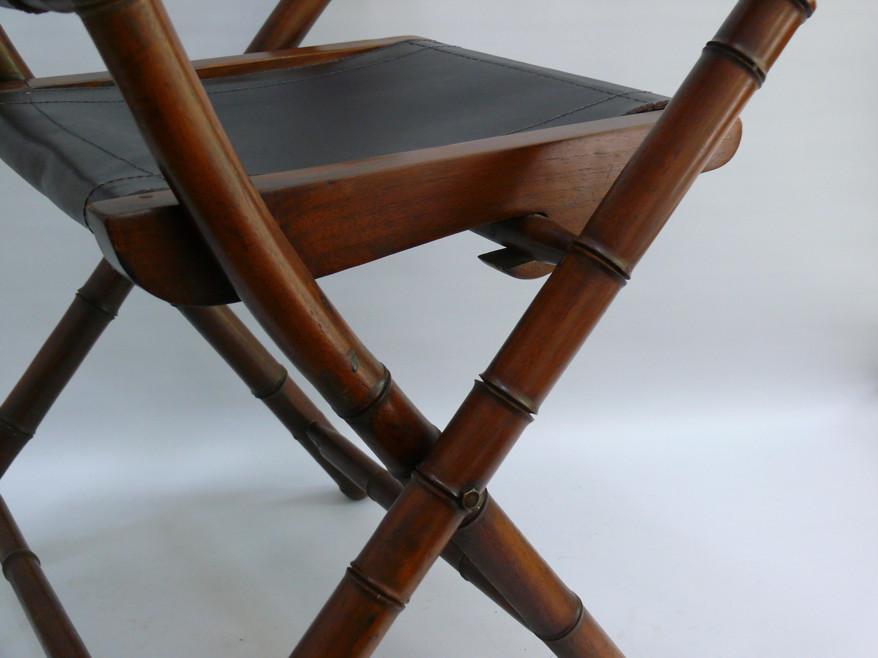 Ensemble de 2 chaises Campaigner  - teck, cuir, laiton - style colonial - Mid Century Bon état - En vente à Schwerin, MV