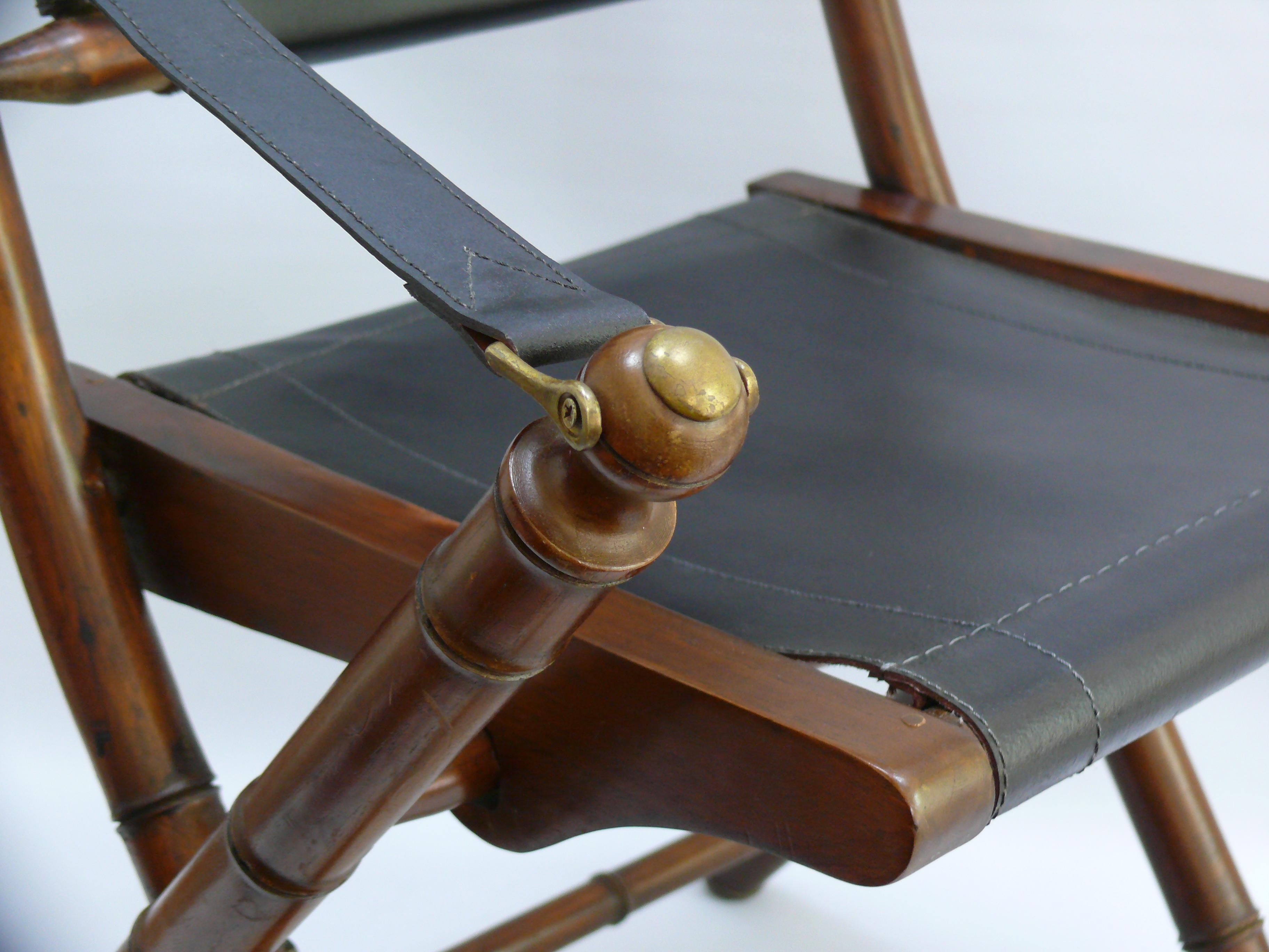20ième siècle Ensemble de 2 chaises Campaigner  - teck, cuir, laiton - style colonial - Mid Century en vente