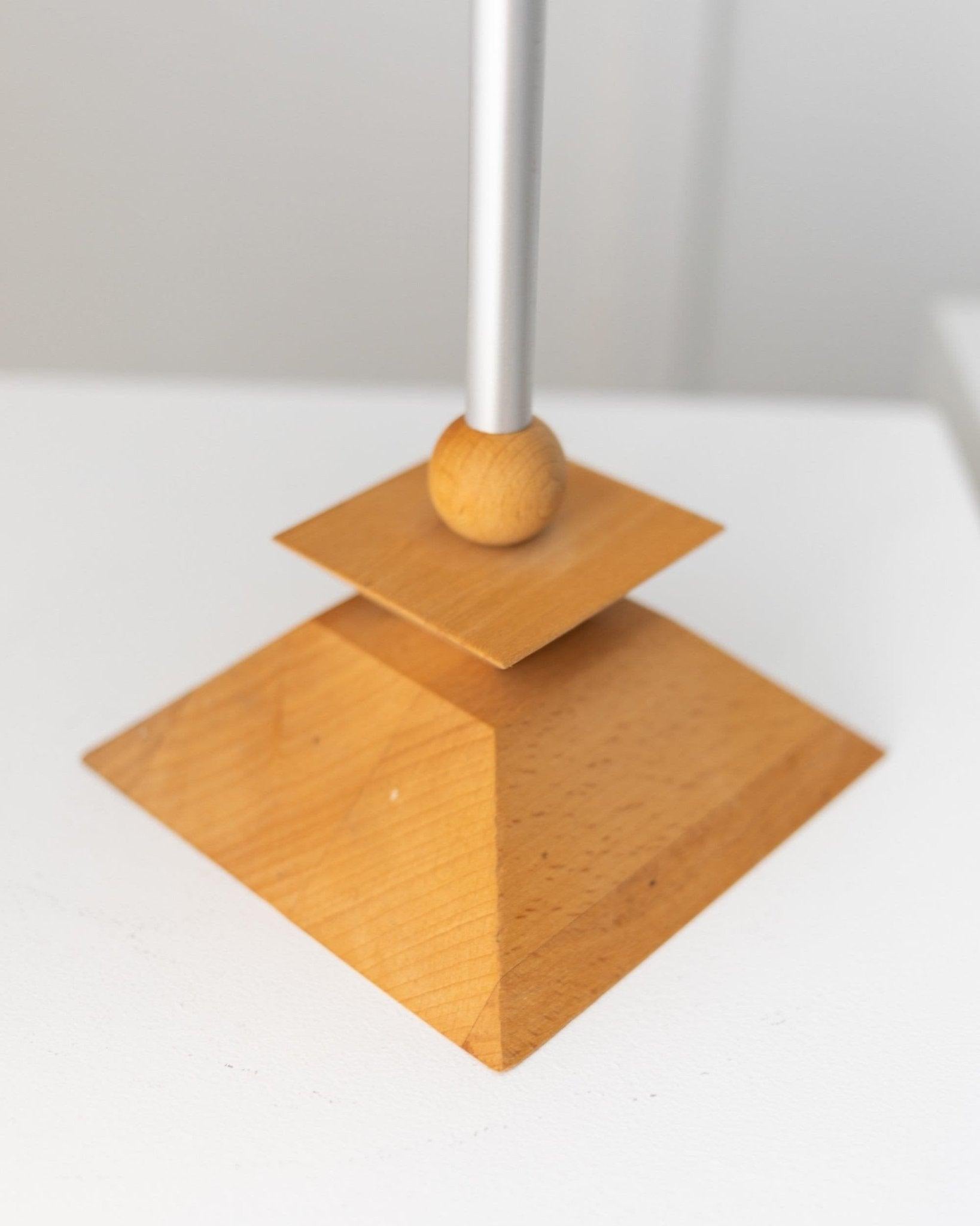 Satz von 2 Kerzenhaltern aus Holz und Aluminium Italien, 1970er Jahre

Set (2 Stück) Kerzenständer aus Holz und Aluminium, hergestellt in Italien. Diese beiden Prototypen waren das Vorbild für eine noch nie dagewesene Serie einer bekannten