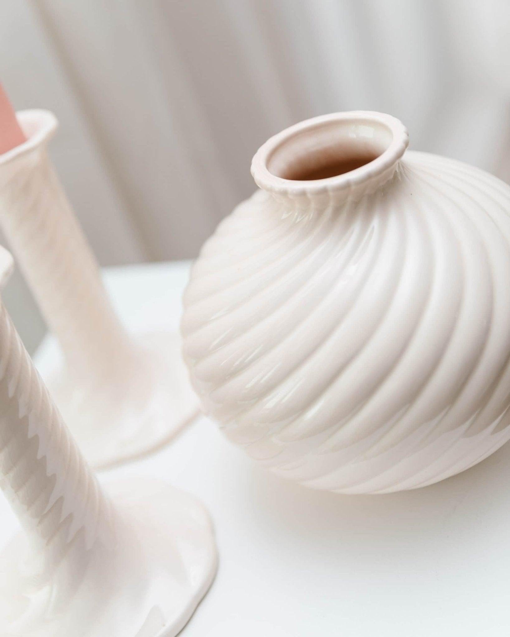 XX secolo Set di 2 portacandele e vaso in ceramica di design del Medioevo, anni '70 in vendita