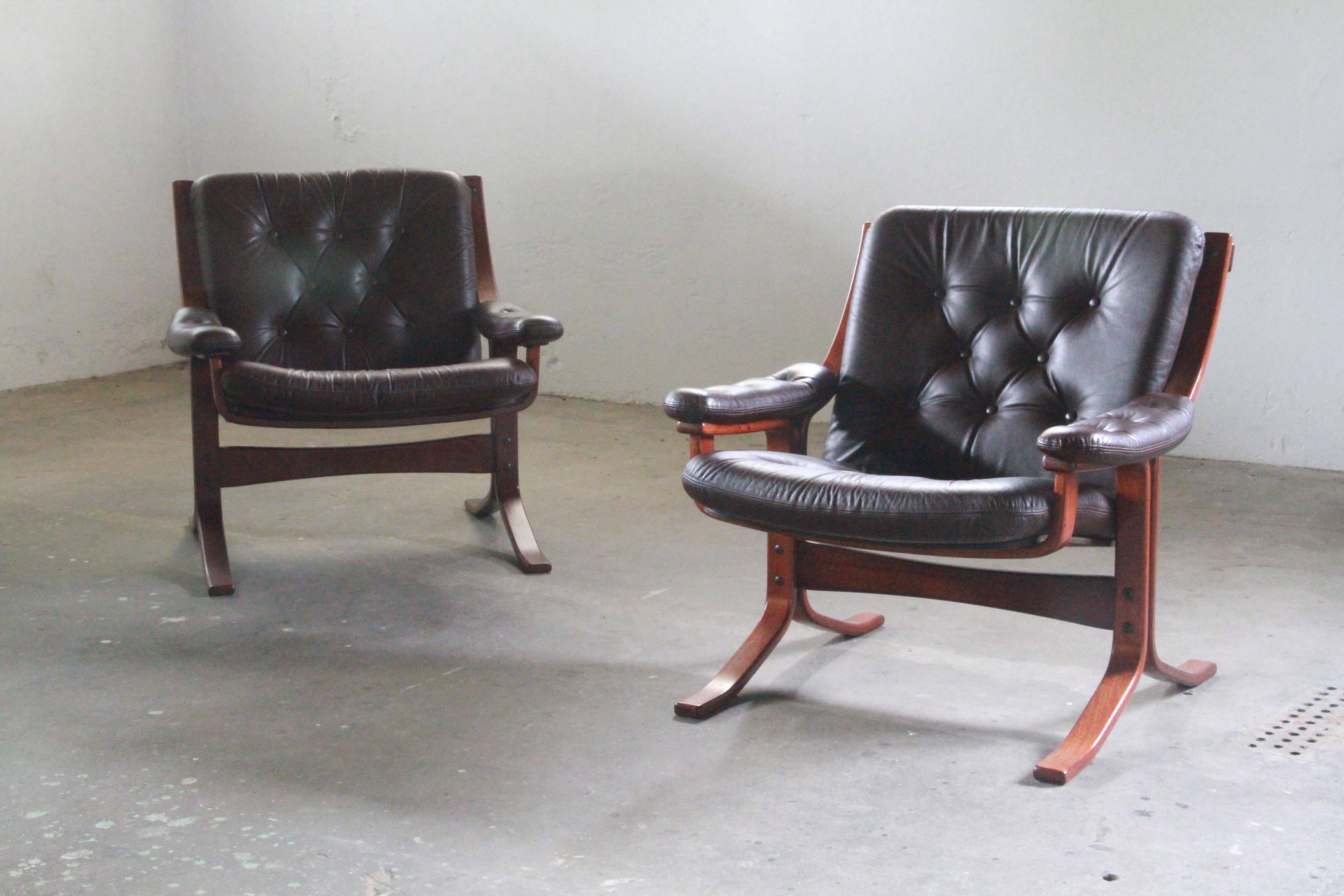 Ce fauteuil norvégien des années 1970, conçu par Jon Hjortdal pour Velledalen Mobler, est une pièce élégante et remarquablement confortable. Fabriquée en bois courbé de hêtre teinté et verni, la chaise présente un design unique qui offre à la fois