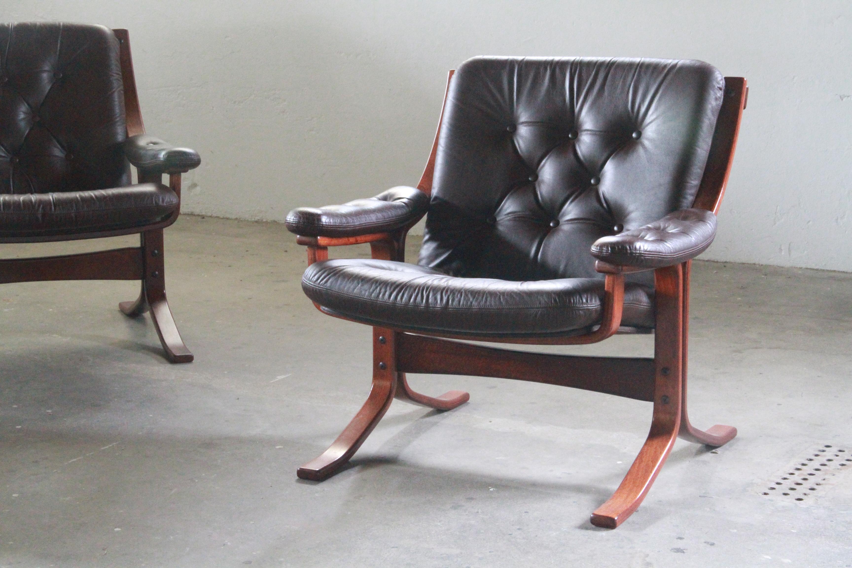 Norvégien Ensemble de 2 fauteuils cantilever attr. Jon Hjortdal, Velledalen 1970 en vente