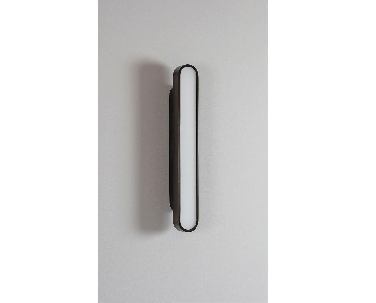 Set di 2 lampade da parete nere a capsula di Square in Circle.
Dimensioni: P 5 x L 5,5 x H 40 cm.
Materiali: Ottone spazzolato/vetro opaco.
Sono disponibili altre finiture.

Una perfetta lampada da parete di forma rettangolare arrotondata.