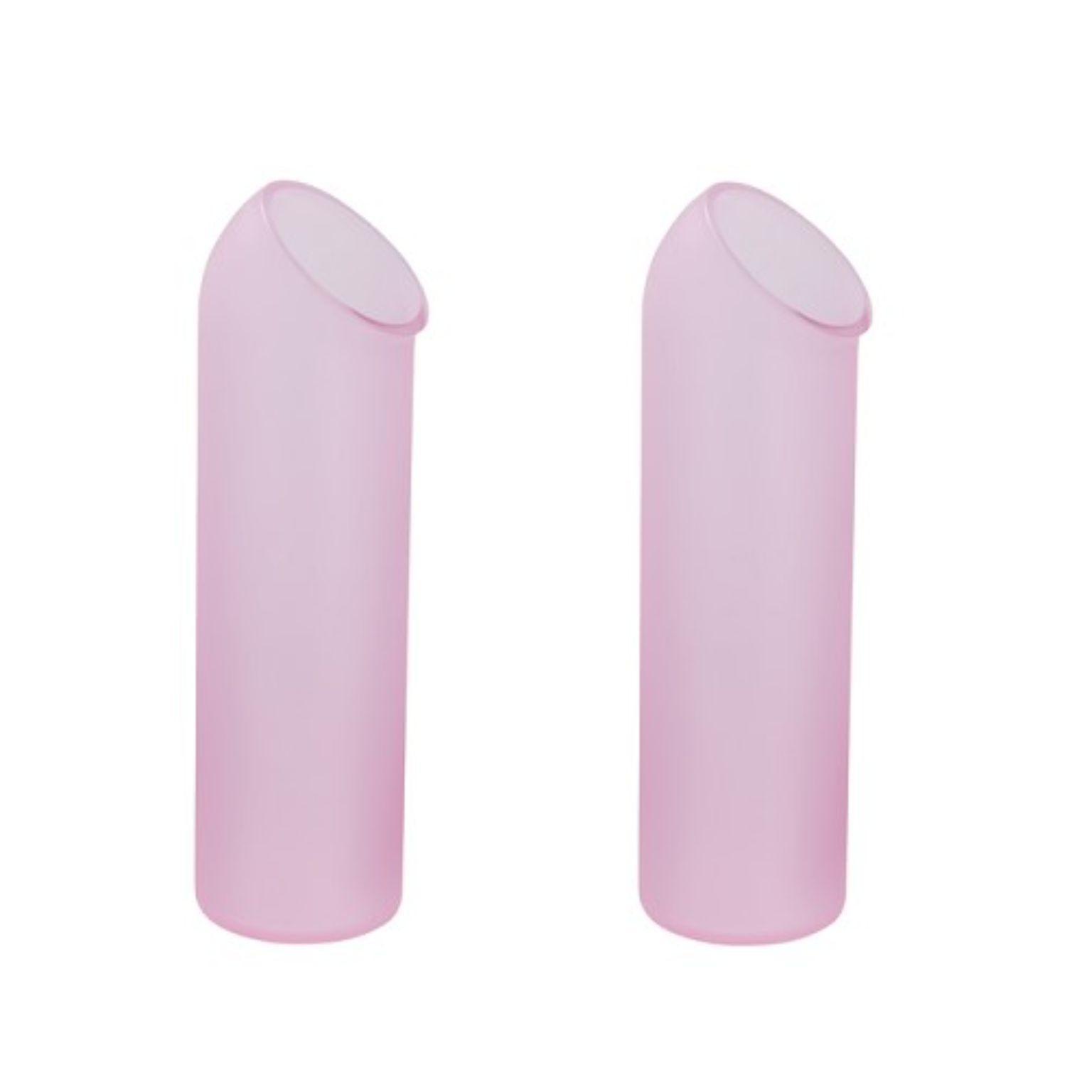 Set de 2 carafes Pink by Pulpo
Dimensions : D8,5 x H30 cm
Matériaux : verre fait main

Choisissez-les, versez-les, roulez-les et tenez-les ; un kaléidoscope de couleurs, de formes et de textures vous attend. Les collections de pot-pourri de la