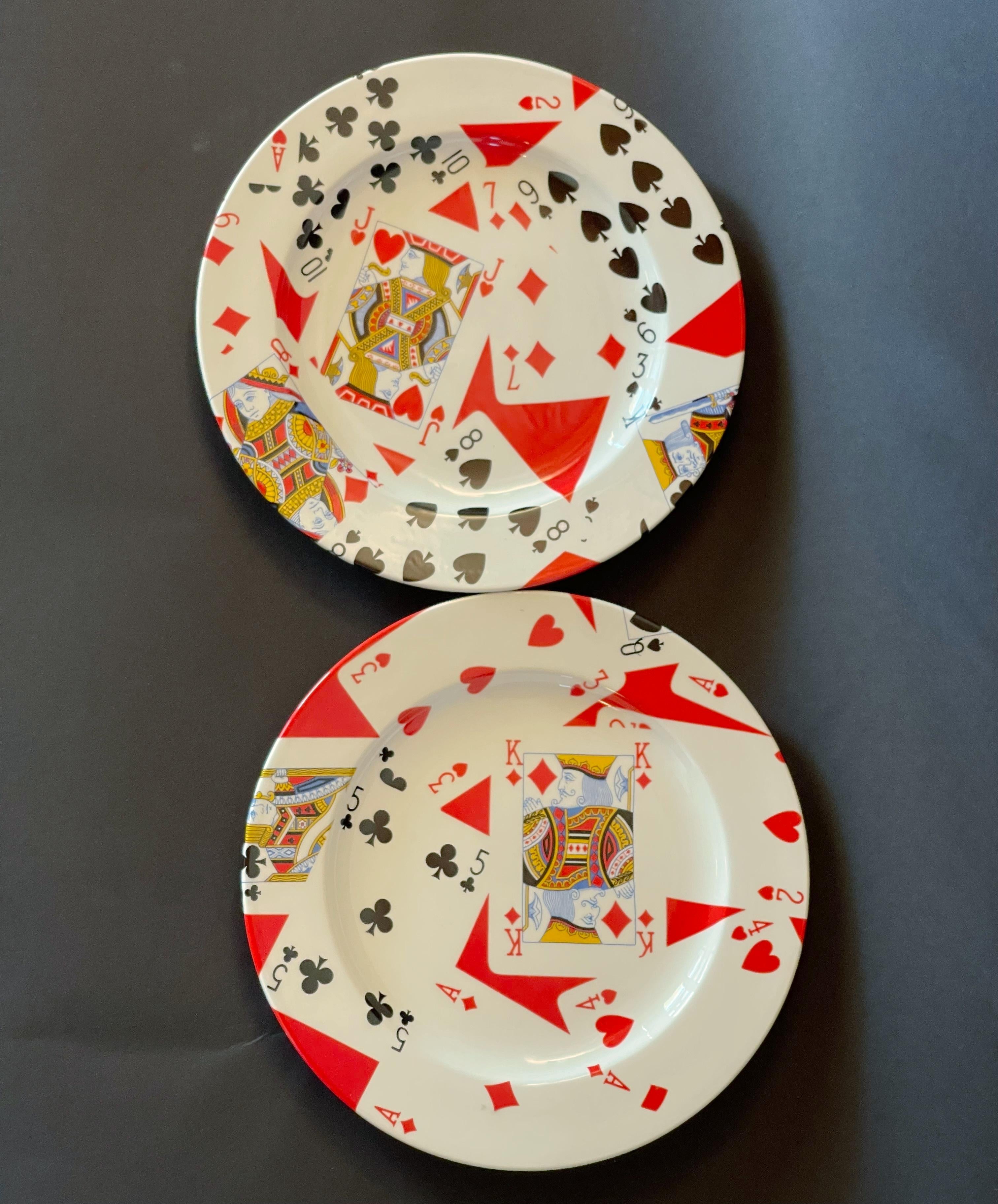 2er-Set Gucci-Porzellanteller mit Pokerkartenmotiv / Made in Italy
Originalstempel auf dem Sockel
Durchmesser: 8,5 Zoll, Höhe 1 Zoll
2er-Set auf Lager in Italien
Bestellnummer: FABIOLTD G016