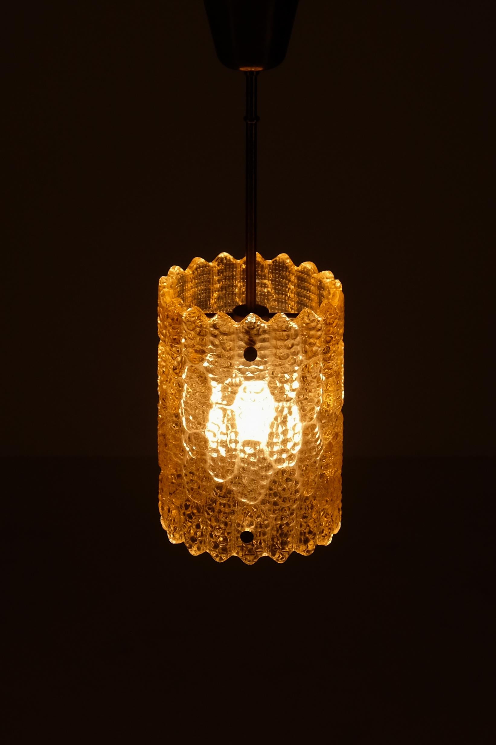 Scandinavo moderno Set di 2 pendenti in vetro e ottone Carl Fagerlund di Orrefors, Svezia, anni '60 in vendita