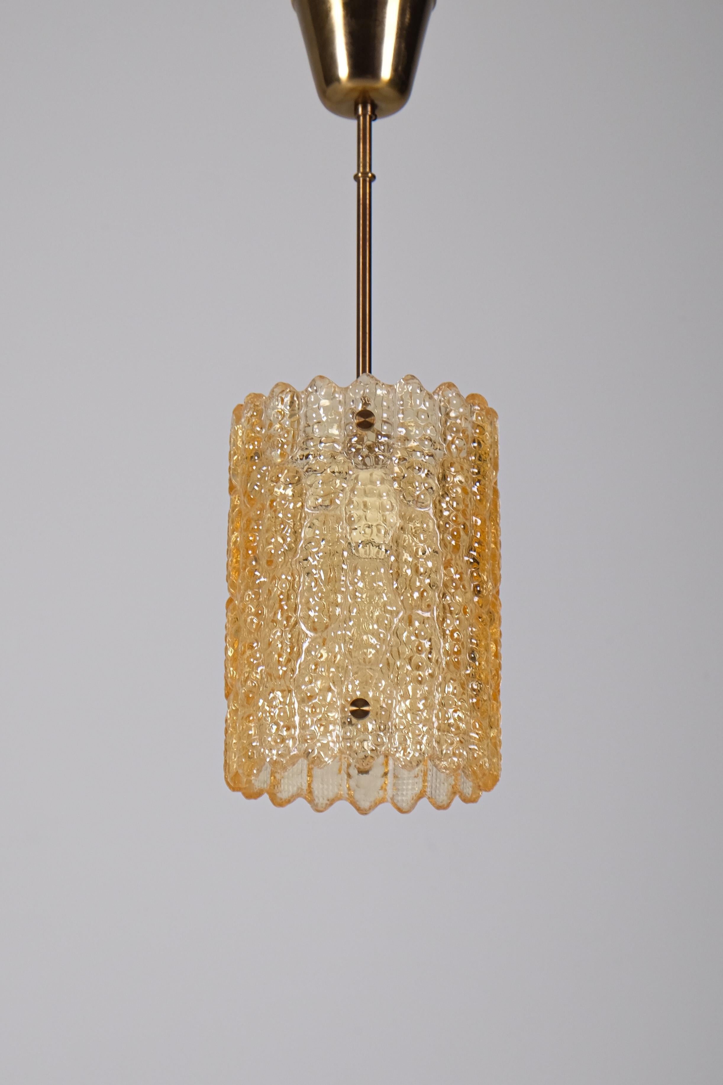 Svedese Set di 2 pendenti in vetro e ottone Carl Fagerlund di Orrefors, Svezia, anni '60 in vendita