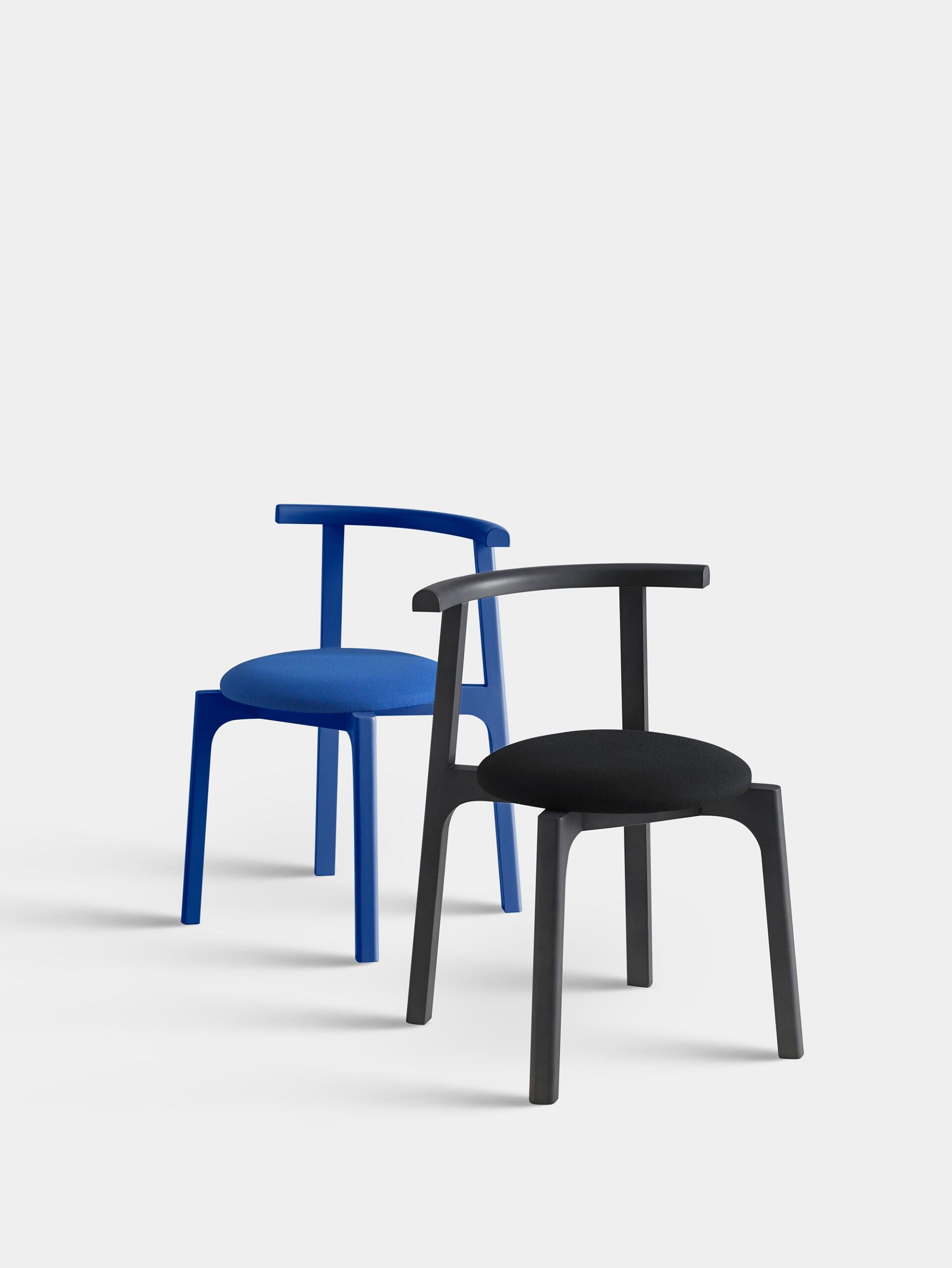 2er-Set Carlo-Stühle von Pepe Albargues
Abmessungen: B 55 x T 51 x H 73 cm 
 Sitzfläche 46 cm
MATERIALIEN: Struktur aus Buchenholz.
 Schaumstoff CMHR (hochelastisch und flammhemmend) 


Carlo ist ein Stuhl, bei dem die geraden und geschwungenen