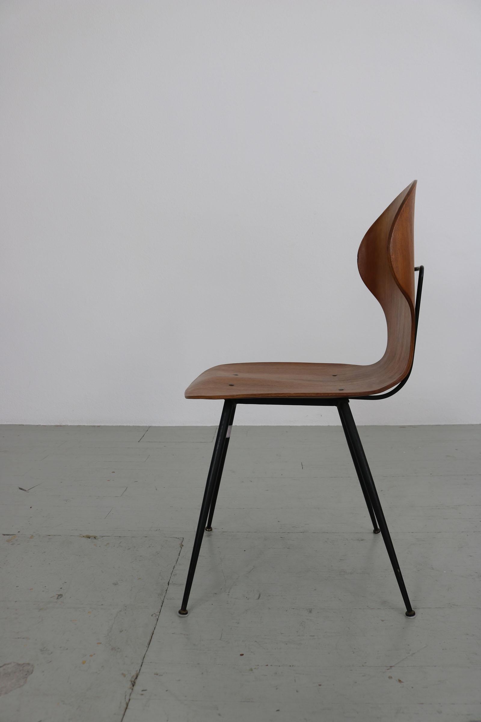 Set of 2 , Carlo Ratti Bentwood Chairs, Italy, 1950s by Industria Legni Curvati  For Sale 7