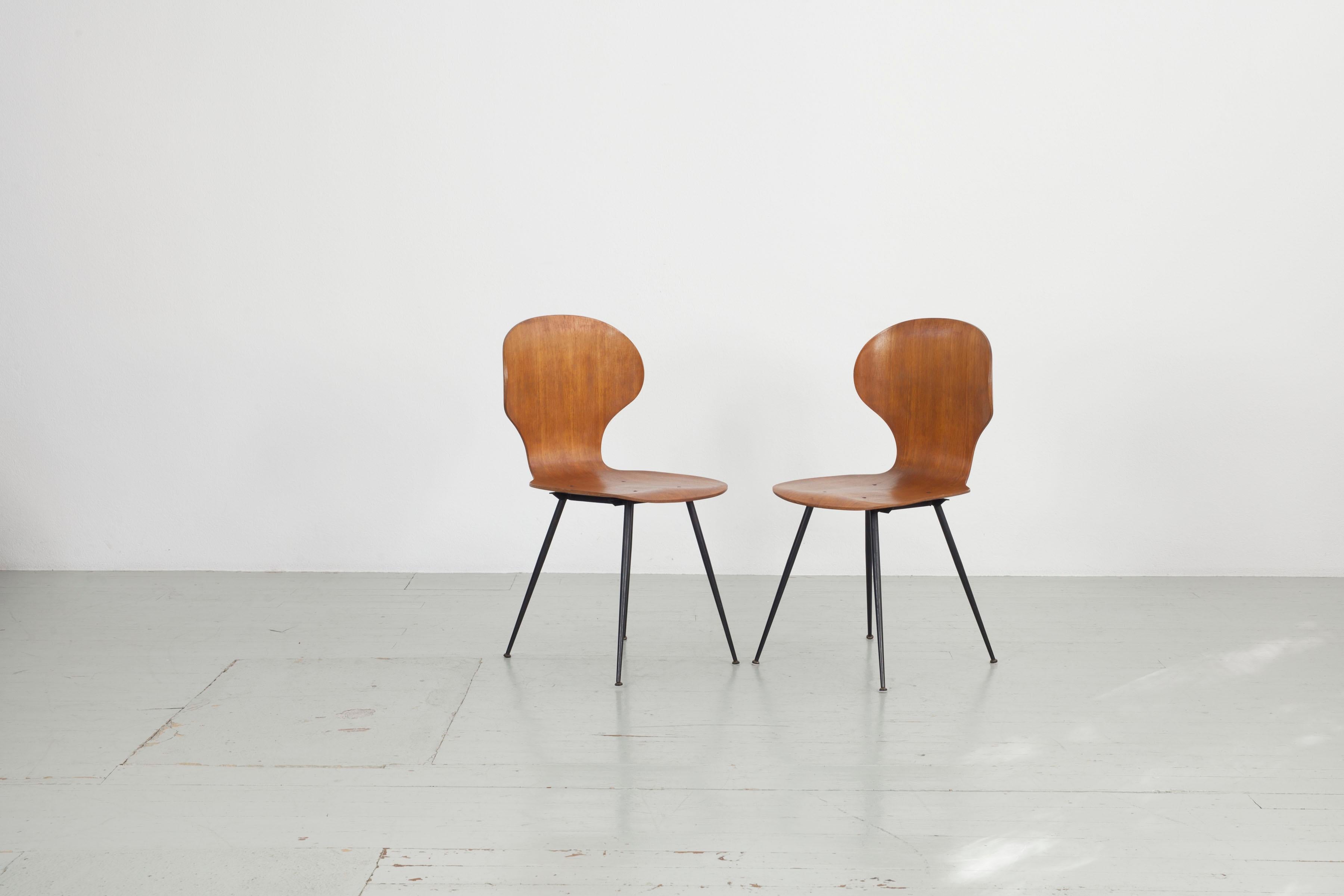 2er-Set 
Dieses italienische Stuhlmodell wurde in den 1950er Jahren von Carlo Ratti für Industira Legni Curvati Lissoni entworfen und besteht aus Bugholz und schwarz lackierten Metallbeinen. Die abgerundeten Formen und dünnen Beine verleihen dem
