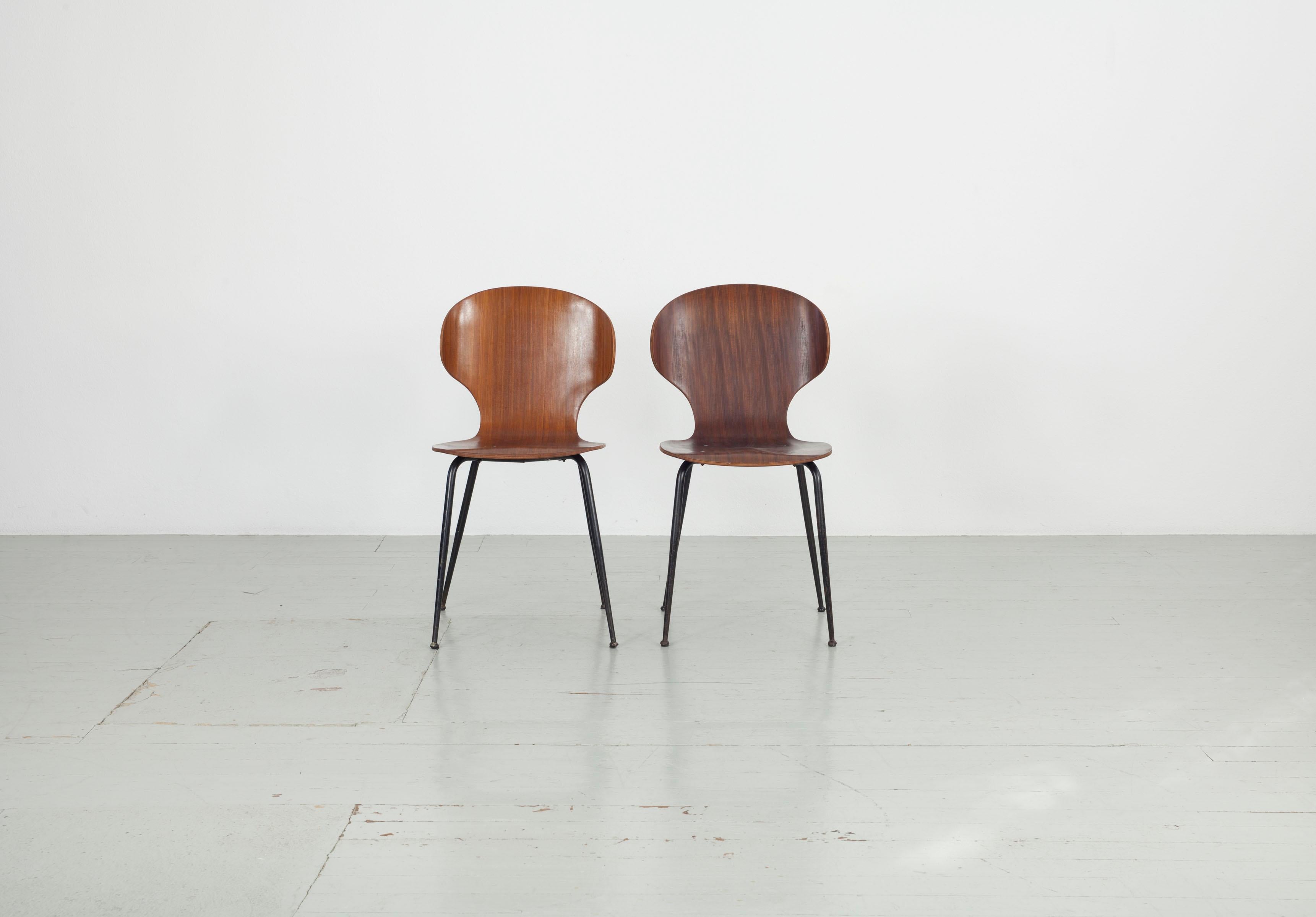 Dieses italienische Stuhlmodell wurde in den 1950er Jahren von Carlo Ratti für Industira Legni Curvati Lissoni entworfen und besteht aus Bugholz und schwarz lackierten Metallbeinen. Die abgerundeten Formen und dünnen Beine verleihen dem Stuhl