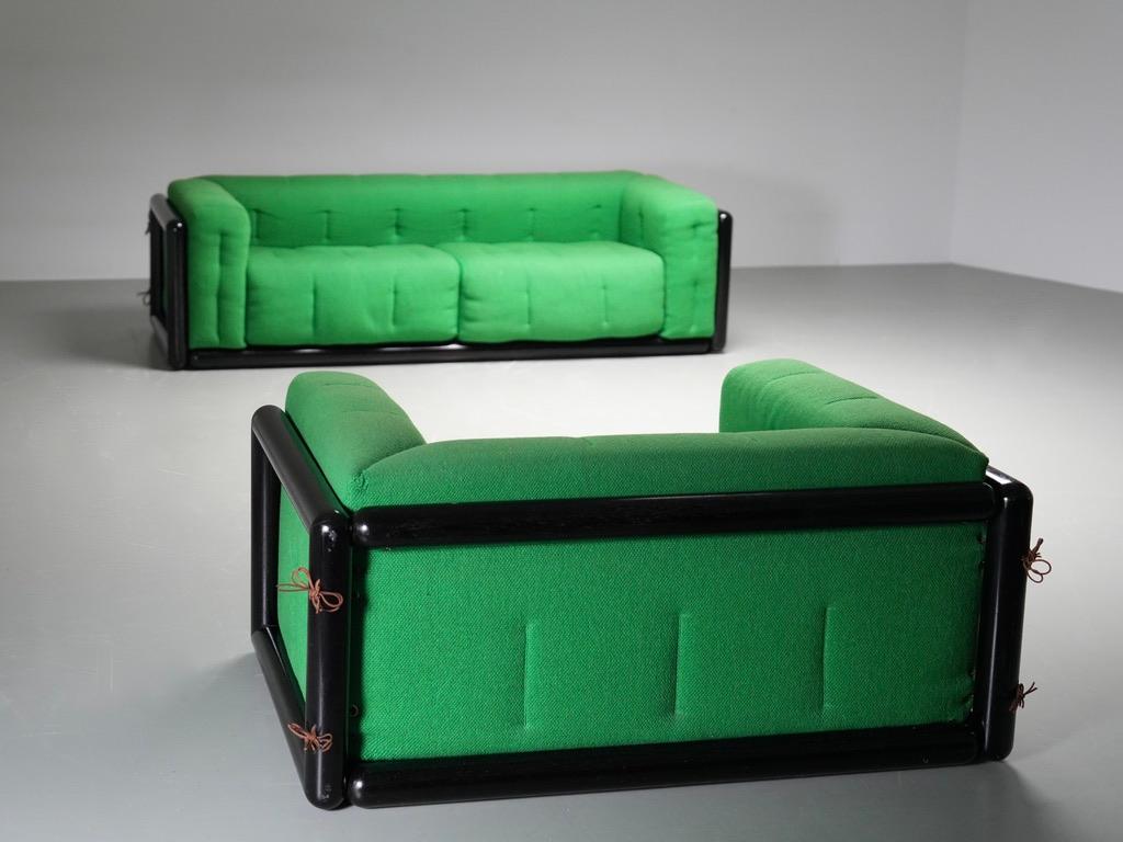 2er-Set Carlo Scarpa 'Cornaro' Sofas aus Iroko-Holz und Stoff, Italien, 1970er Jahre (Moderne der Mitte des Jahrhunderts) im Angebot