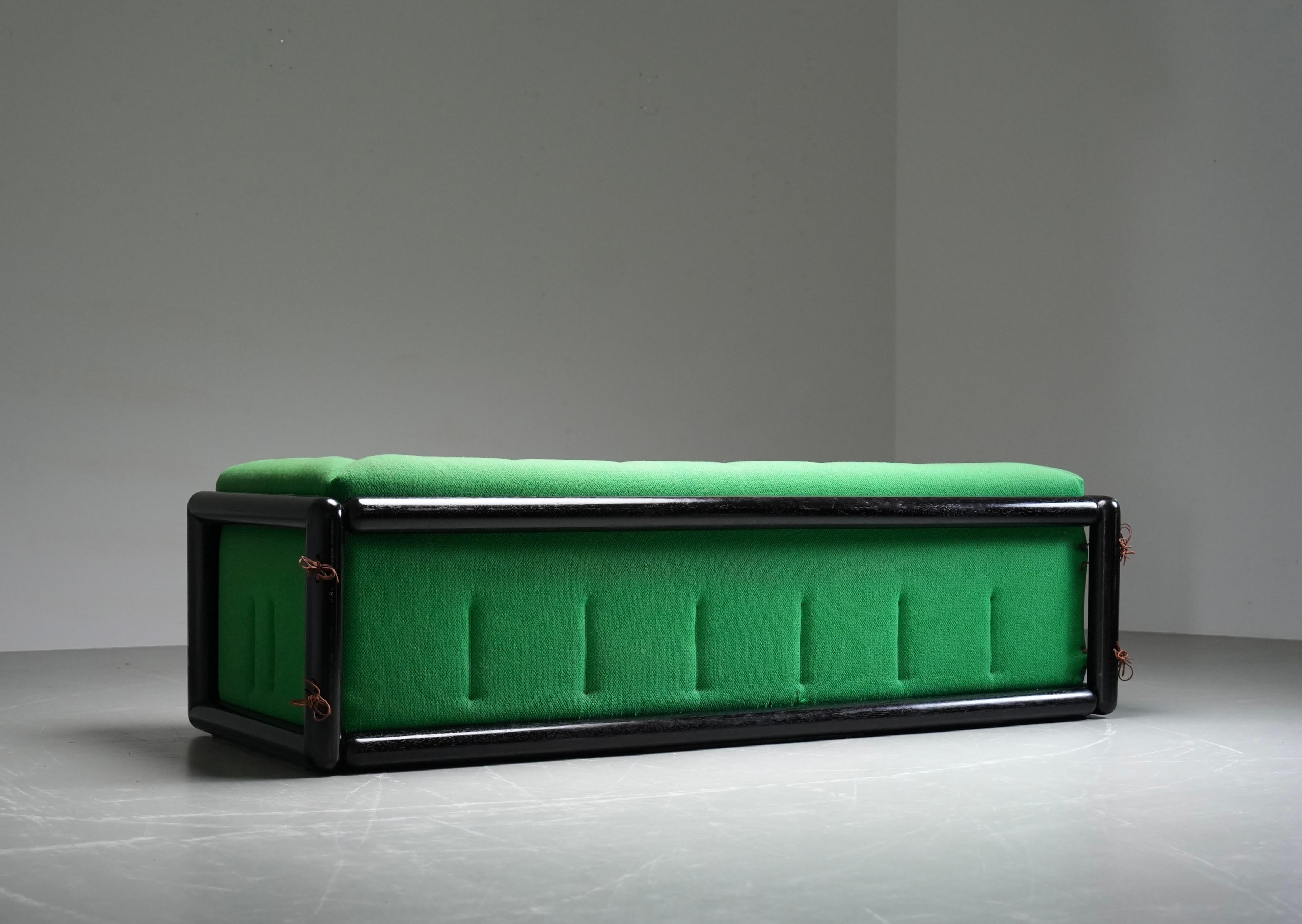 2er-Set Carlo Scarpa 'Cornaro' Sofas aus Iroko-Holz und Stoff, Italien, 1970er Jahre (Leder) im Angebot