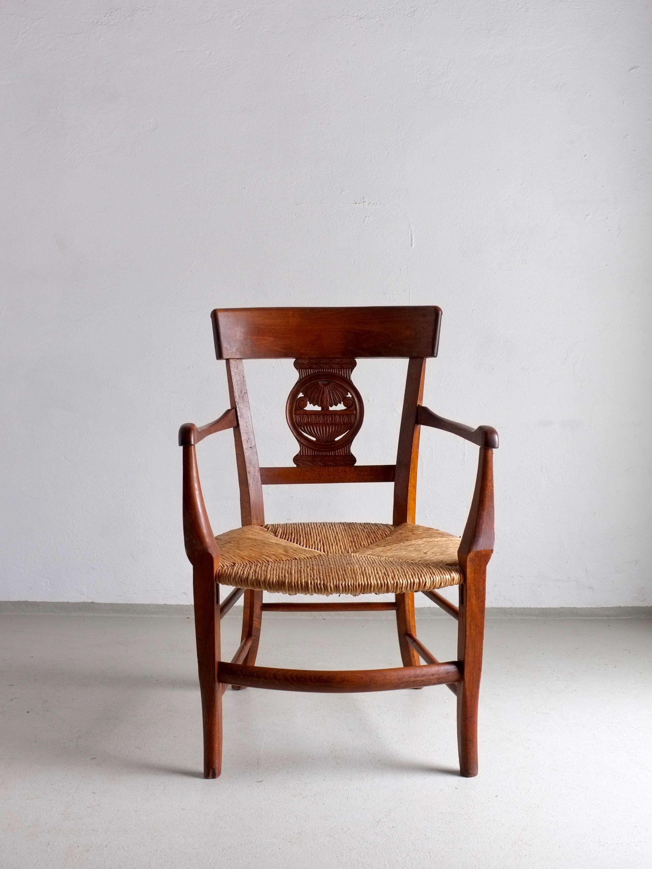 Country Ensemble de 2 chaises à assise en bois sculpté, Belgique en vente