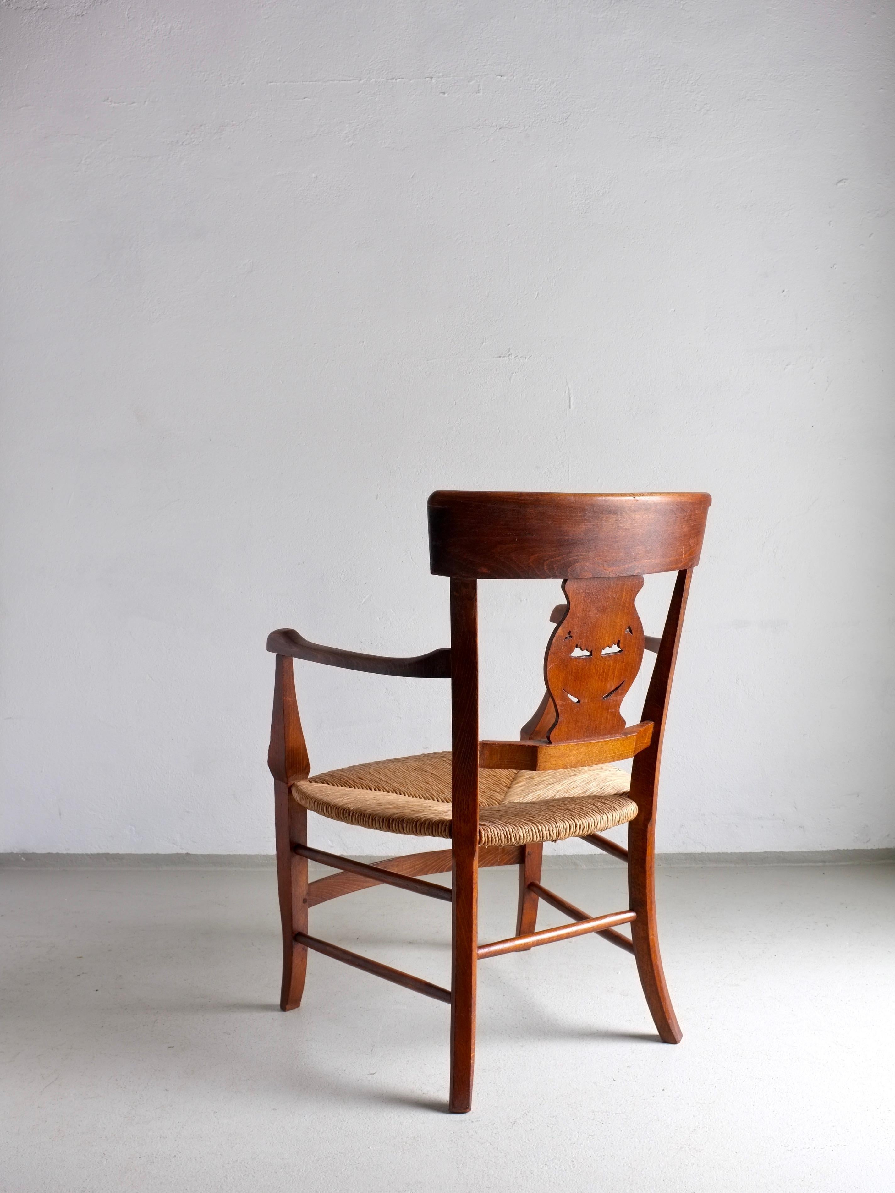 Belge Ensemble de 2 chaises à assise en bois sculpté, Belgique en vente
