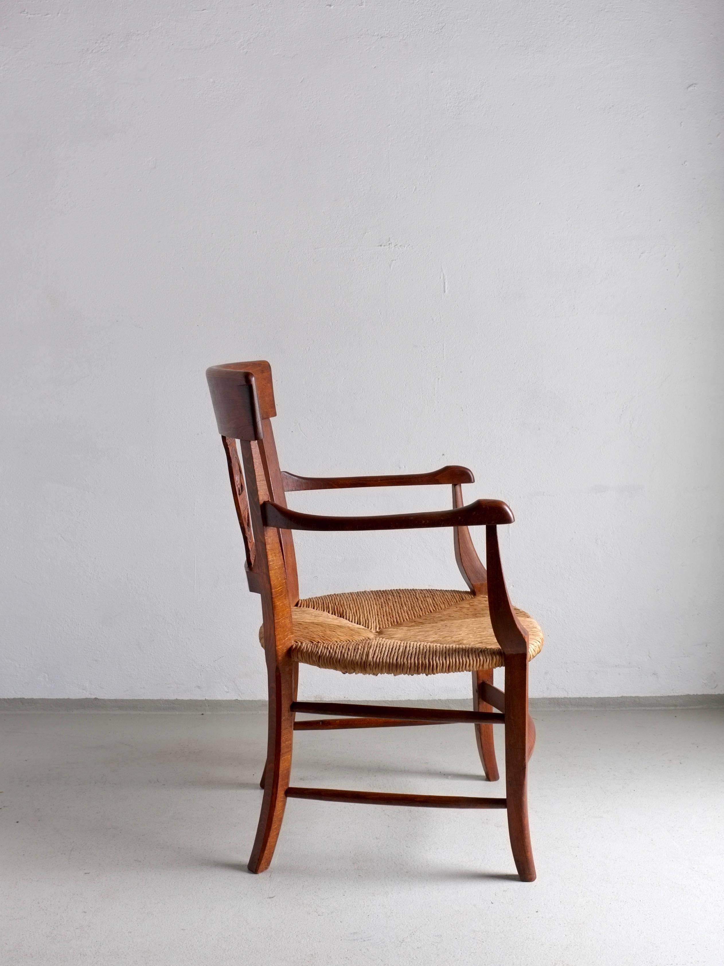 Ensemble de 2 chaises à assise en bois sculpté, Belgique Bon état - En vente à Rīga, LV