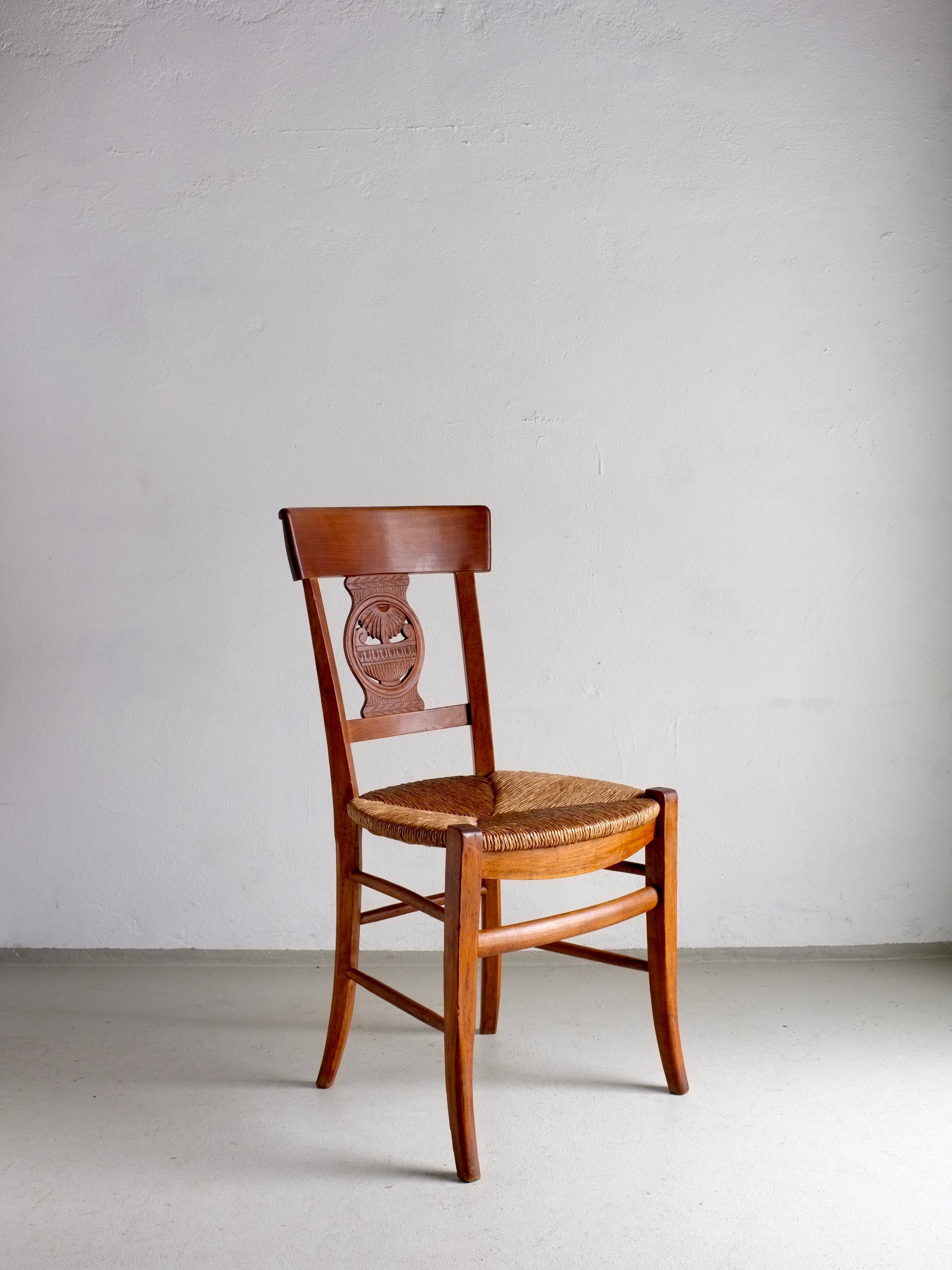 20ième siècle Ensemble de 2 chaises à assise en bois sculpté, Belgique en vente