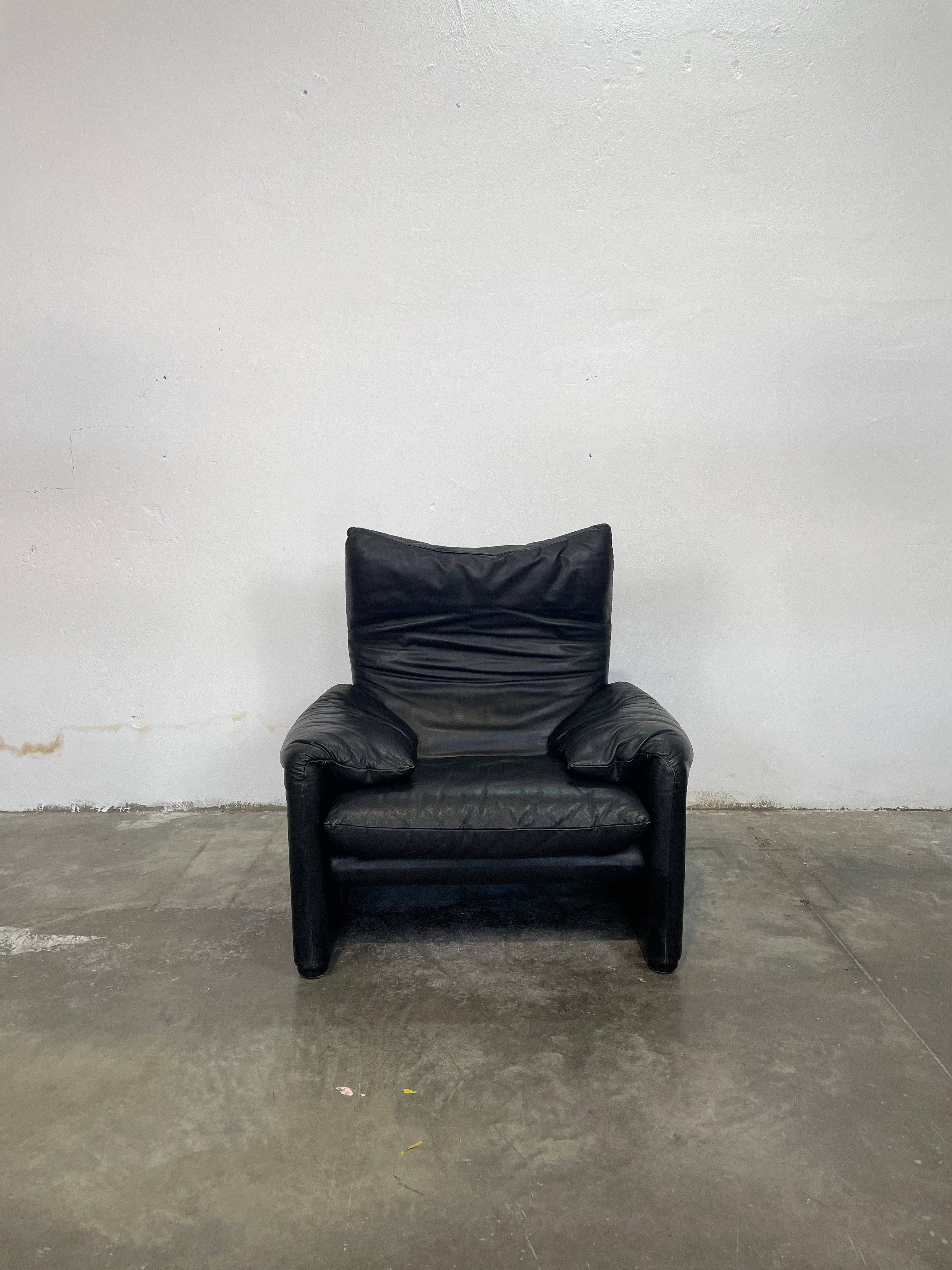 Mid-Century Modern Set of 2 Cassina Maralunga Chairs in Black leather