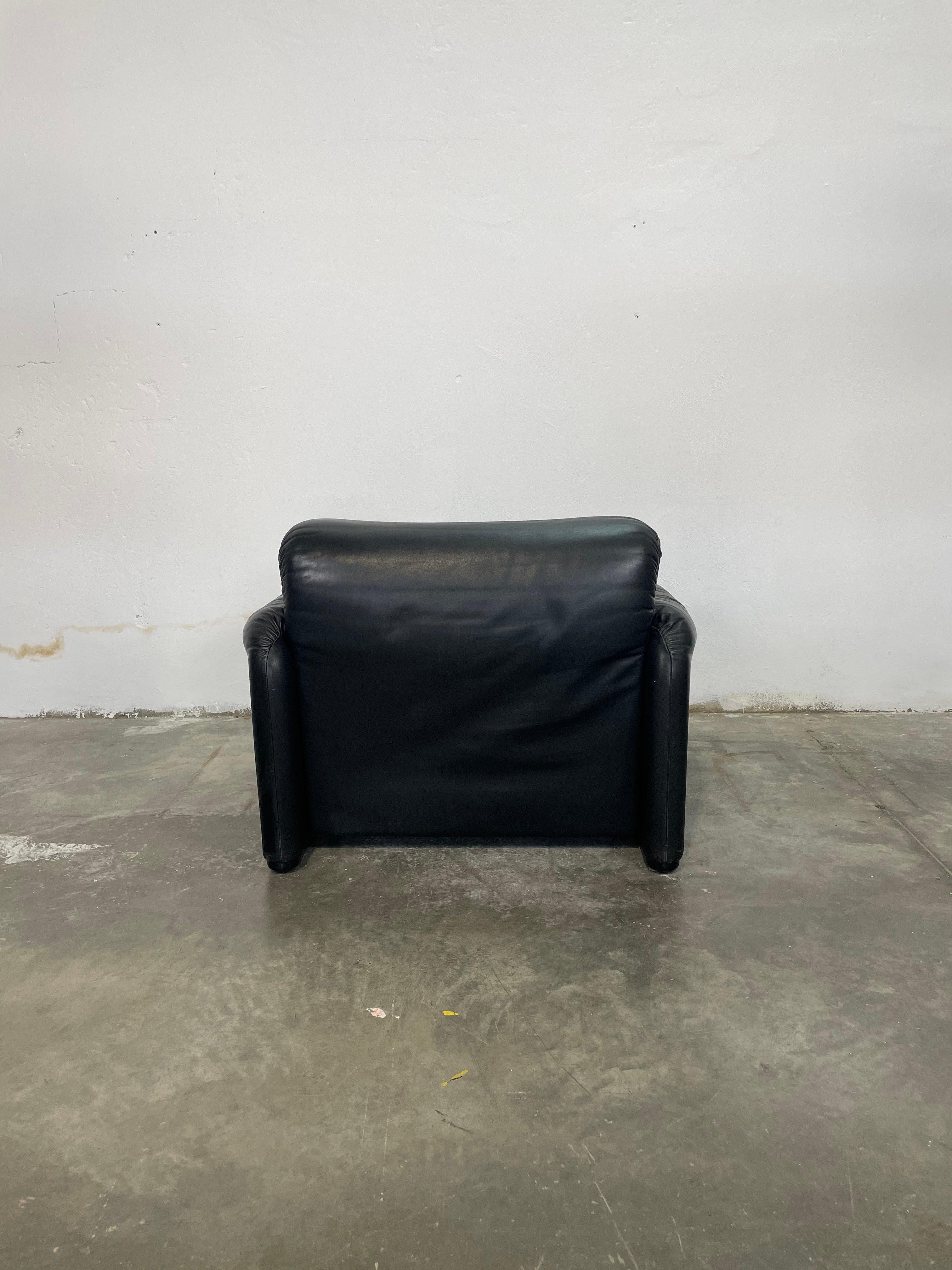 Italian Set of 2 Cassina Maralunga Chairs in Black leather