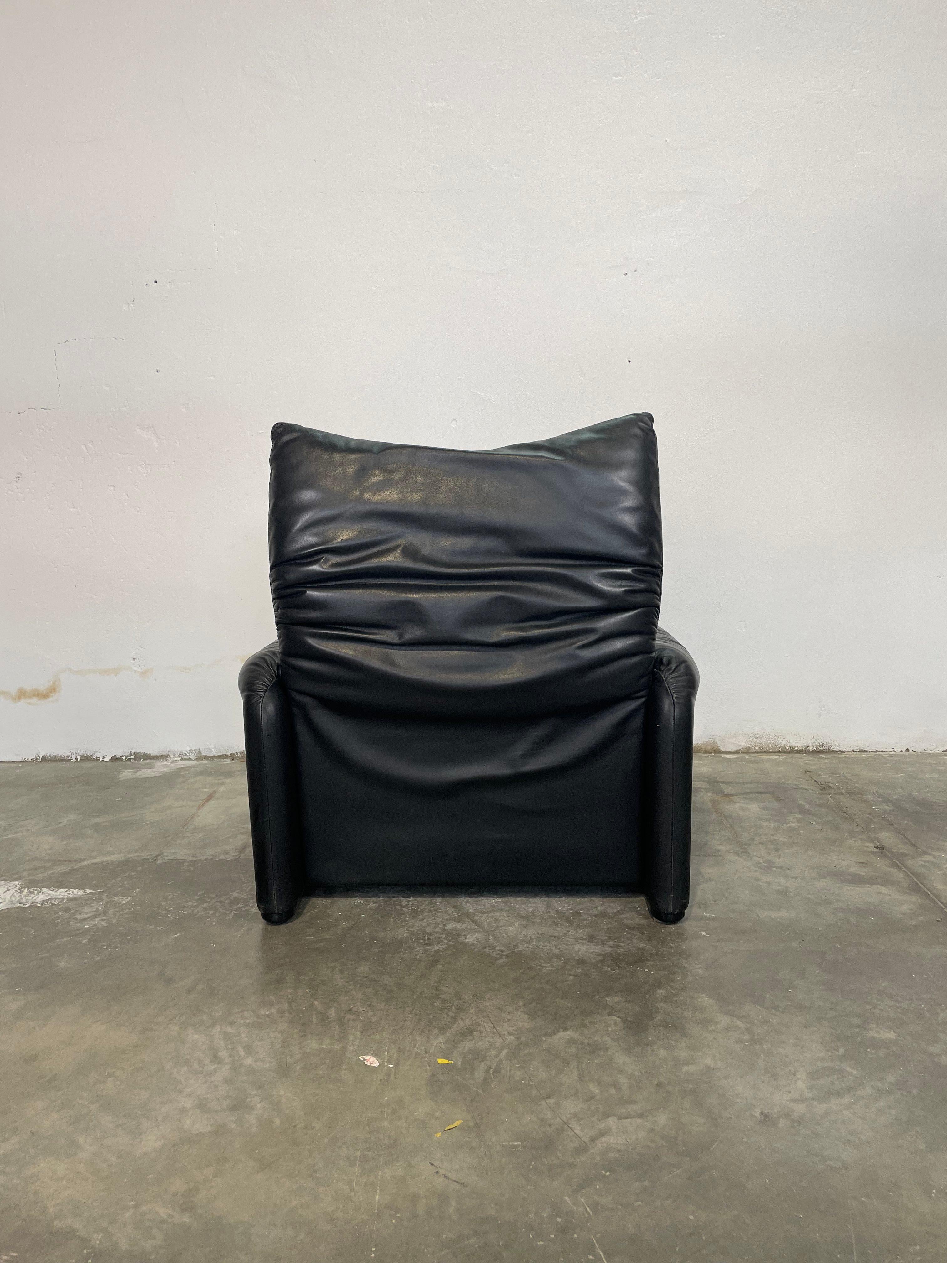 Set of 2 Cassina Maralunga Chairs in Black leather In Excellent Condition In Ghedi, IT