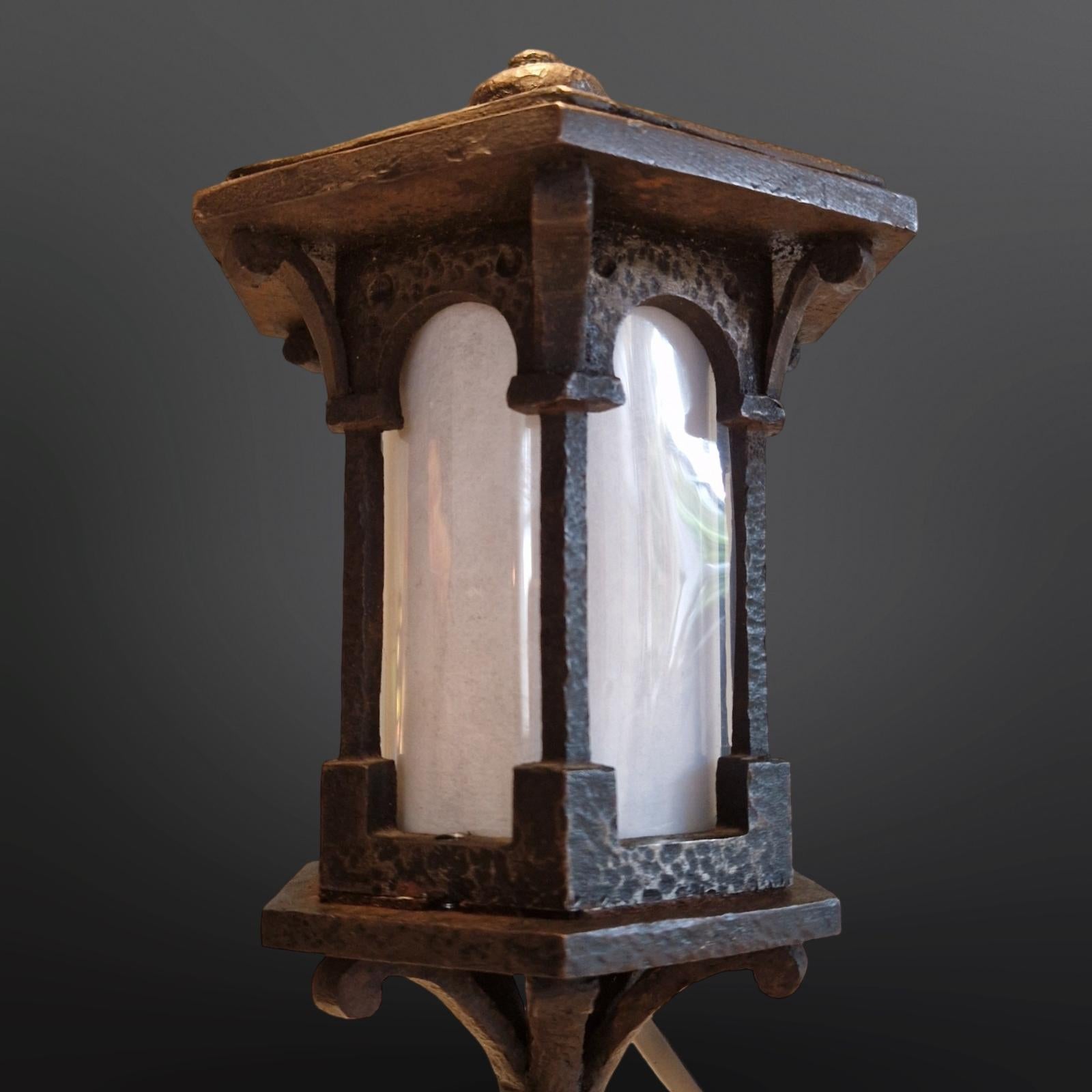 Set of 2 cast iron Griffin table lamps, Netherlands 1920s For Sale 1