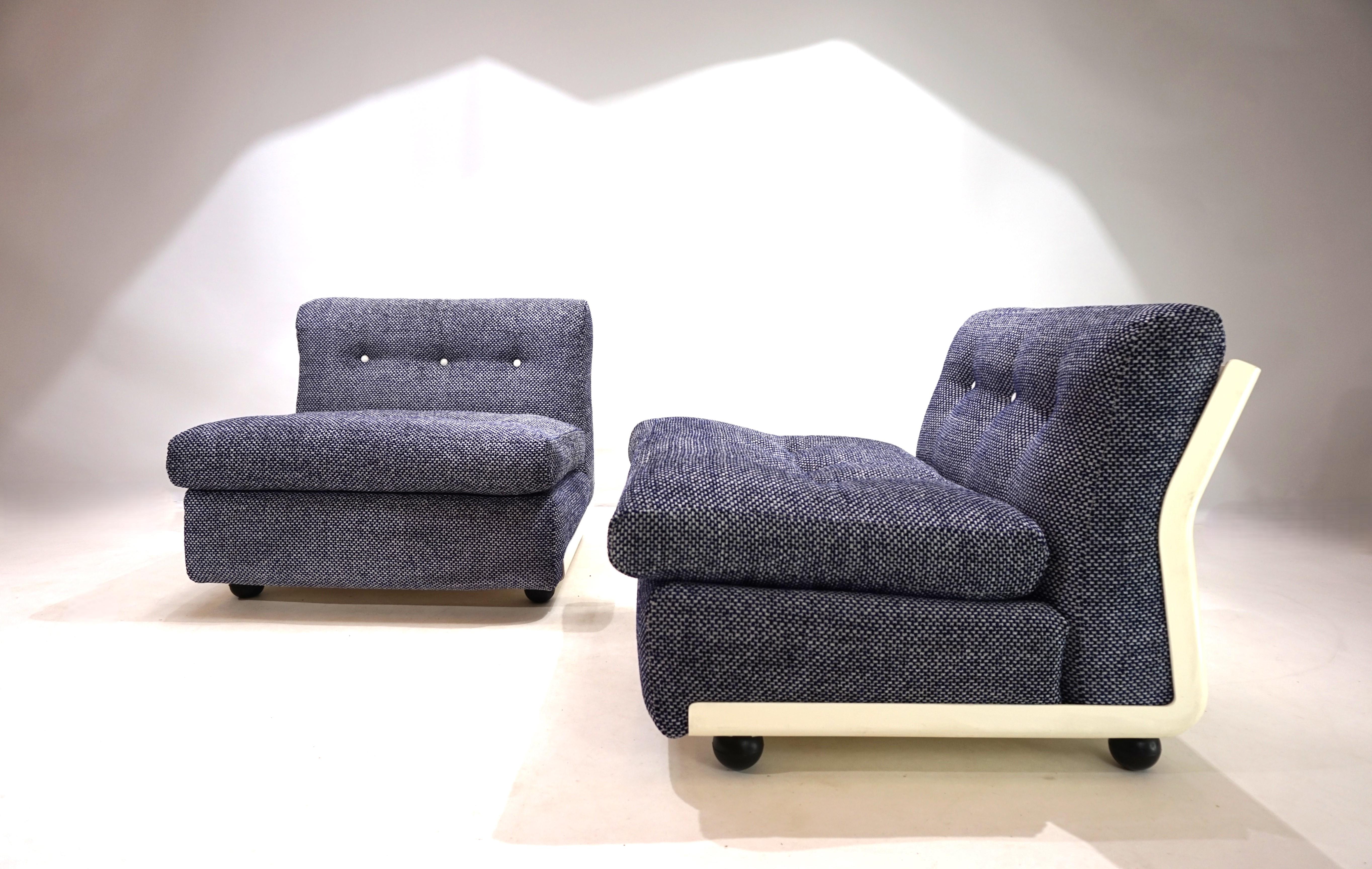 Cet ensemble de 2 fauteuils modulaires Amanta se compose d'un tissu bouclé bleu cobalt/blanc très épais et de coques en fibre de verre légère. Les fauteuils ont été nouvellement tapissés et recouverts et offrent un confort d'assise de premier ordre.