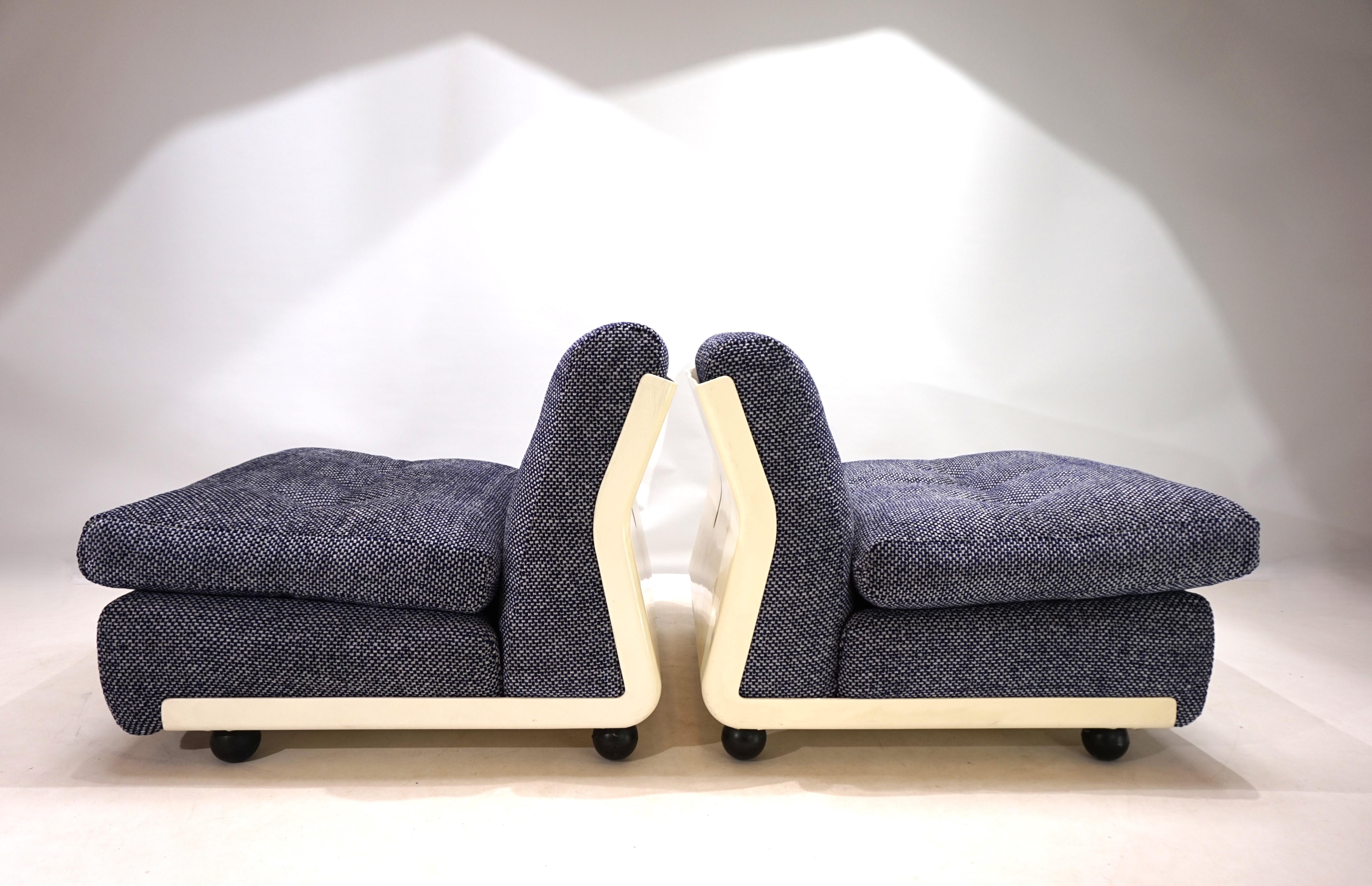Este lote de 2 sillones modulares Amanta se presenta en un fantástico tejido boucle pesado azul cobalto/blanco y carcasas de fibra de vidrio clara. Los sillones se han tapizado y tapizado de nuevo y ofrecen una comodidad de asiento de primera clase.