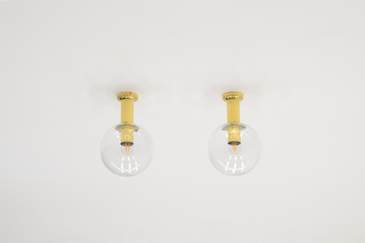 Ensemble de 2 lampes de plafond de Glashütte Limburg, Allemagne, années 1970. Luminaire en laiton avec globe en verre bullé. Contient une ampoule E27. Marqué à l'intérieur. Légère usure et patine sur le laiton. En bon état vintage. 4 pièces en