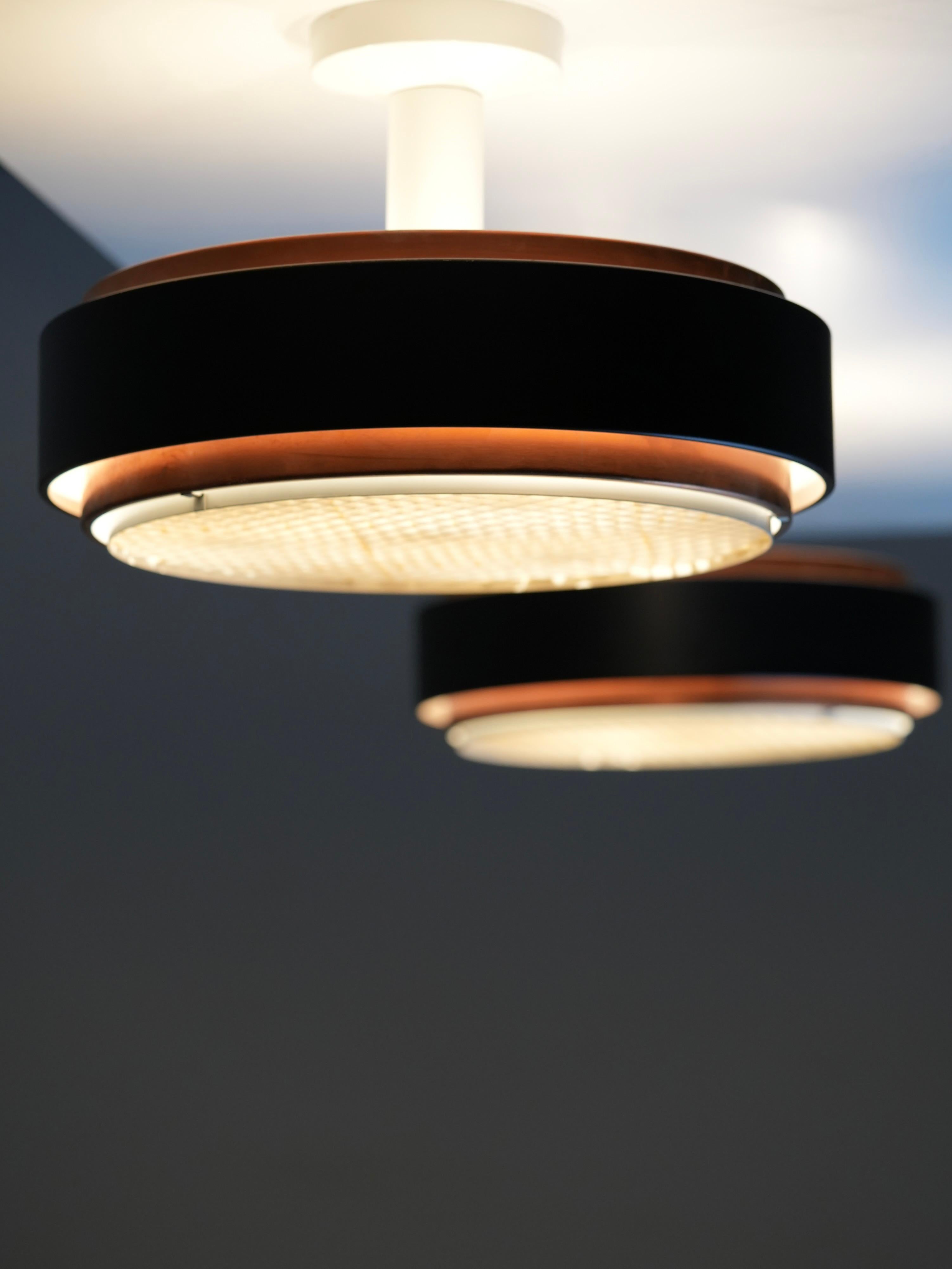 Lampada da soffitto in metallo laccato nero e rame, Europa del Nord, anni '60

Lampada da soffitto proveniente dal Nord Europa, anni '60. Costruito da tre elementi chiari: metallo laccato nero, rame e un diffusore bianco. Tre materiali, tre colori: