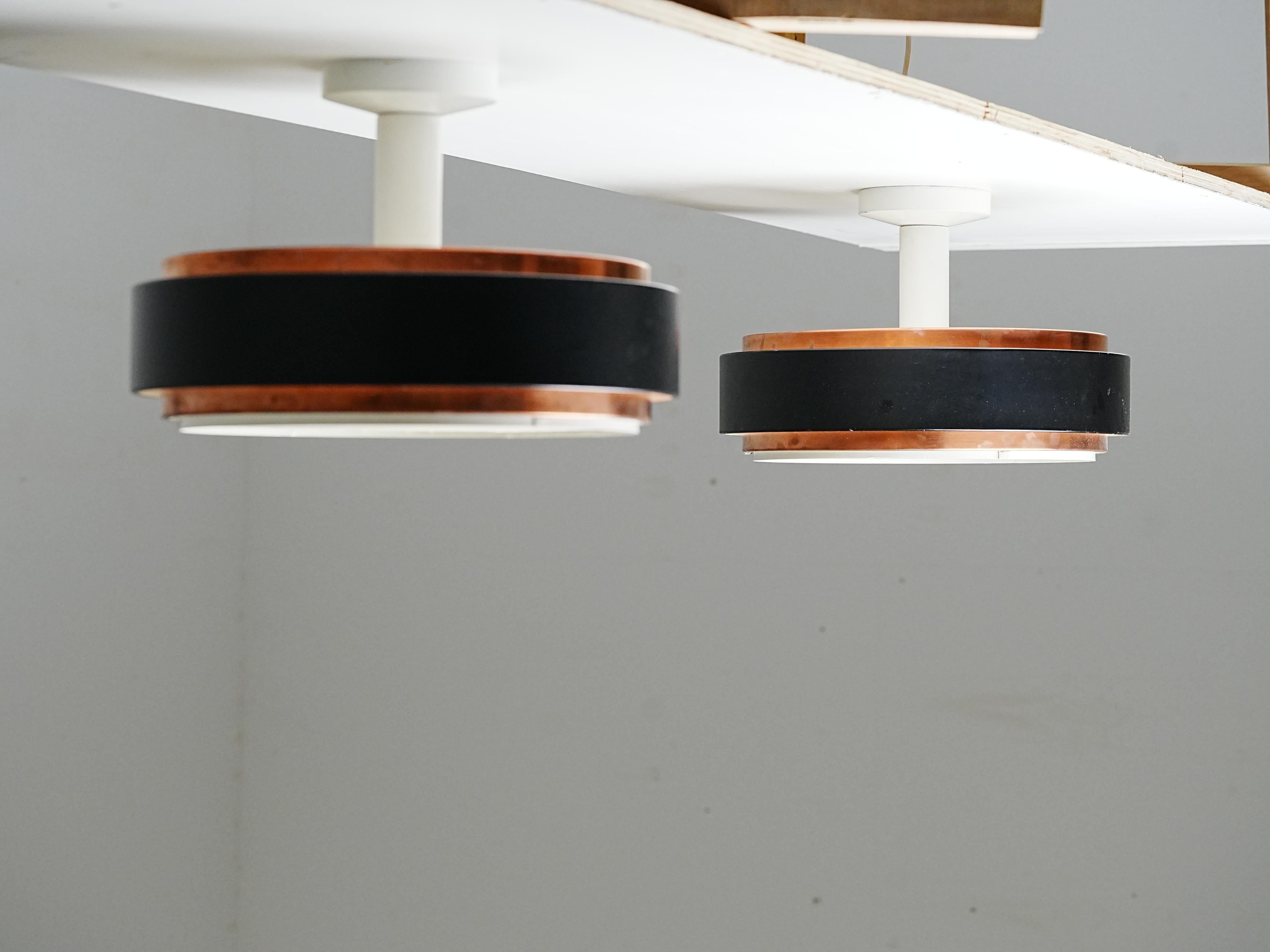 Mid-Century moderno Set di 2 lampade da soffitto in rame e metallo, Europa del Nord, anni '60 in vendita
