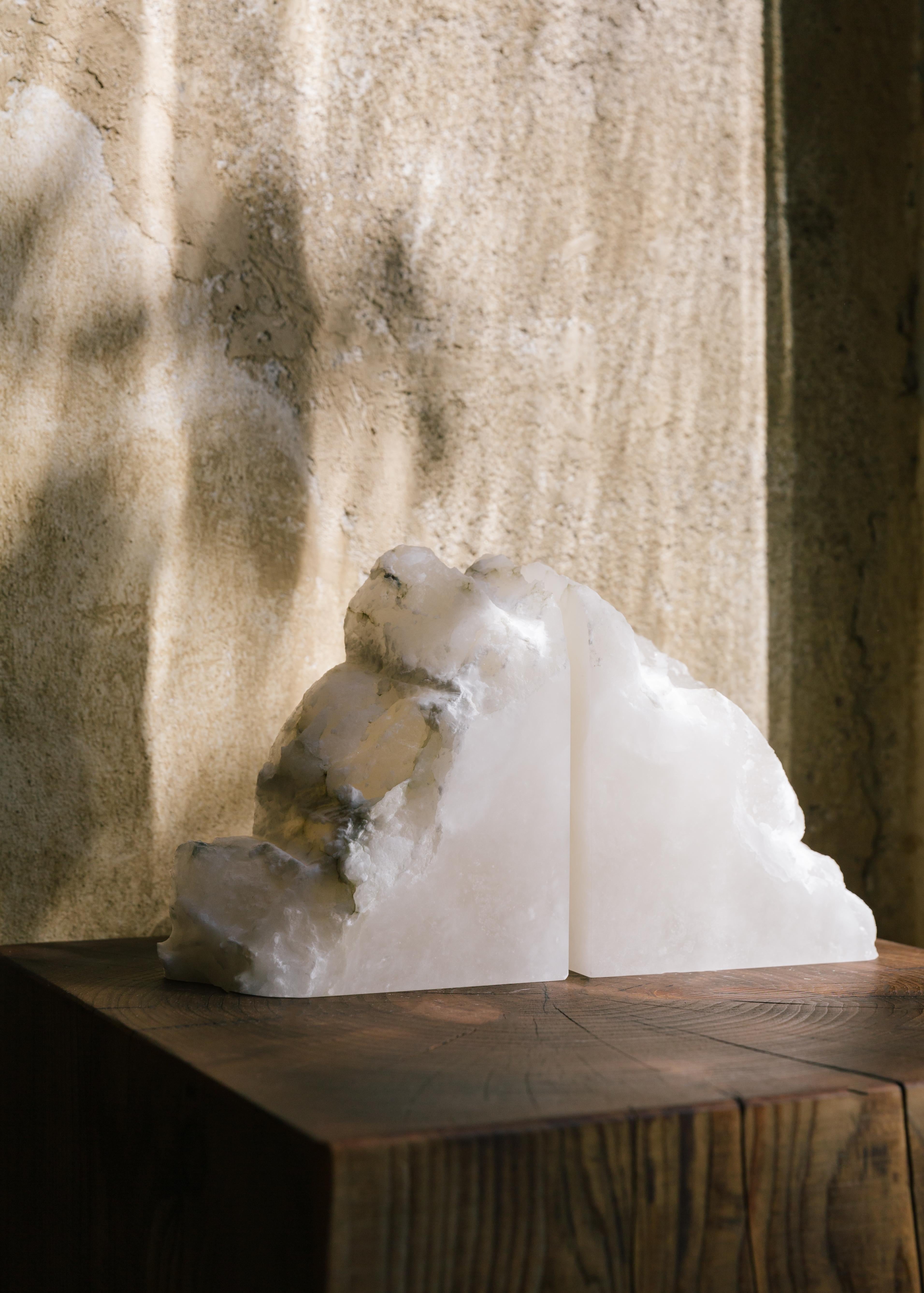Ensemble de 2 serre-livres Cel par Karu
Dimensions : D 6 x L 8 x H 15 cm
Matériaux : albâtre.

Vases contemporains inspirés de l'Antiquité étrusque.
Fabriqué à la main dans les collines de Toscane.

La société de design primée Karu présente sa