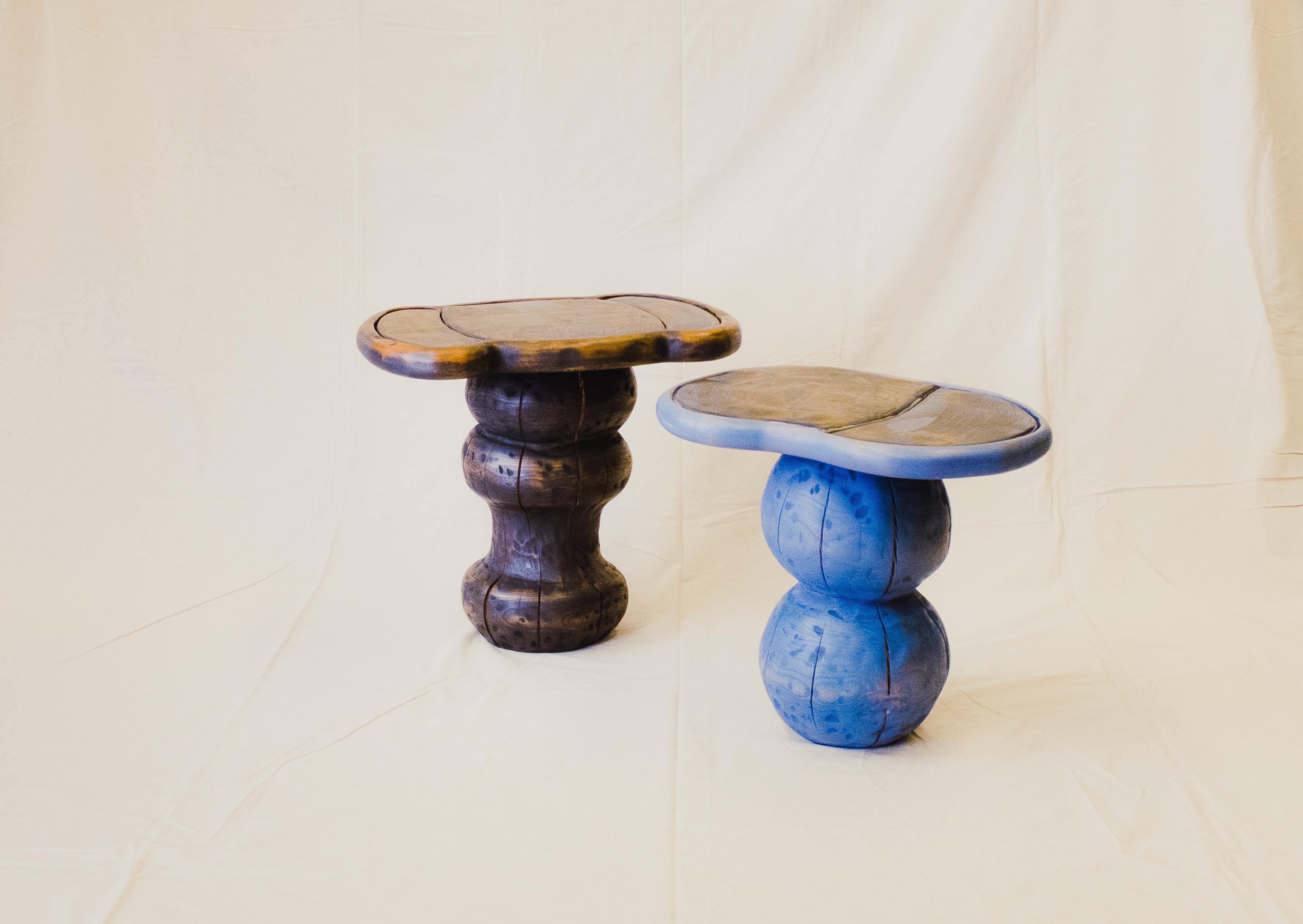 Ensemble de 2 tables de chevet européennes en cerisier massif de Marco Calhau
Dimensions : D 35 x L 45 x H 45 cm.
MATERIAL : Bois massif de cerisier européen et grès émaillé.

Toutes les pièces sont fabriquées à la main et sur commande dans notre