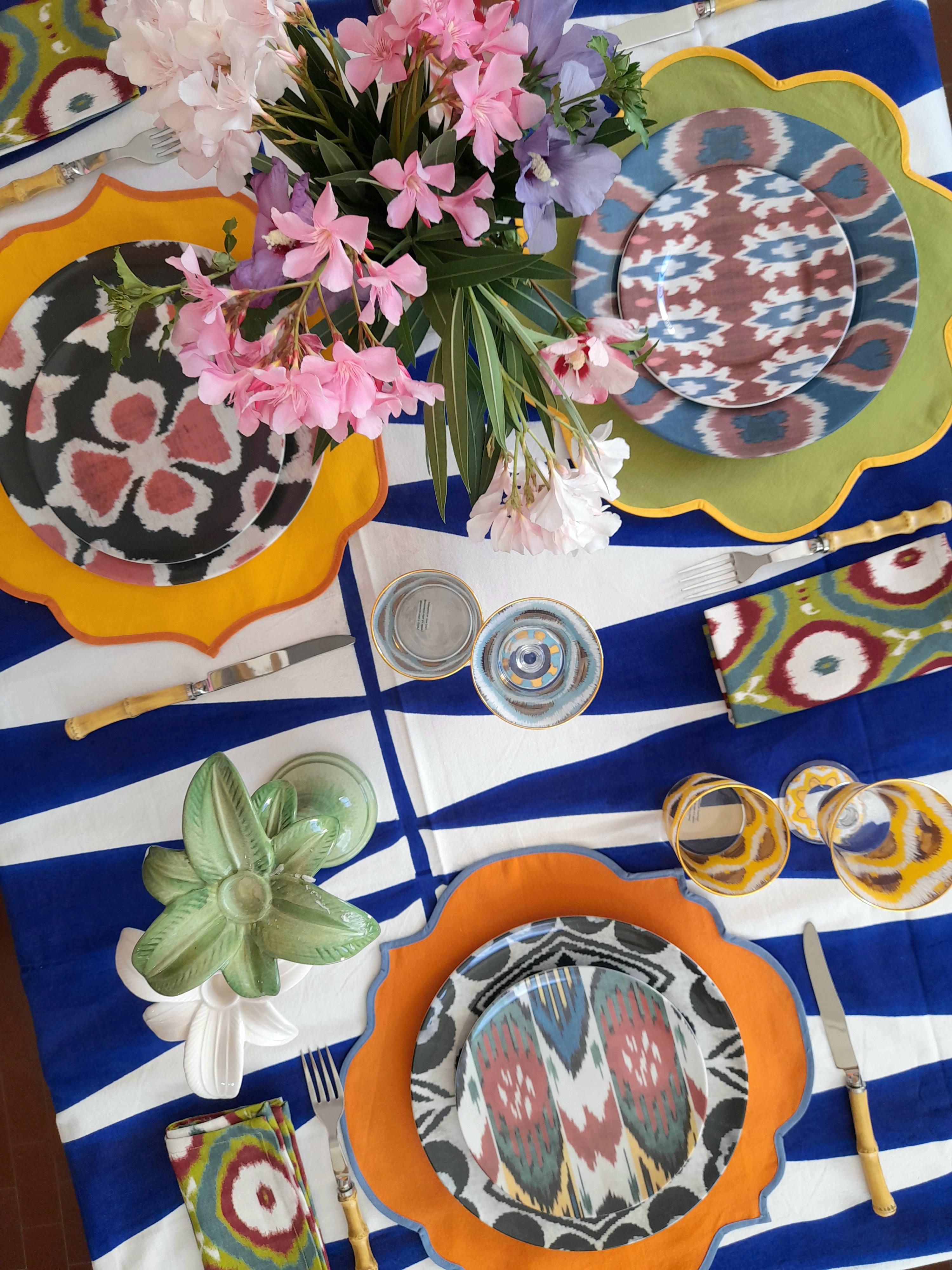 Eleva la presentación de tus postres con este Set de 2 Platos de Postre de Cerámica Ikat, fabricados en Italia. Fabricados en cerámica 100% y con un distintivo diseño de inspiración ikat, estos platos miden Ø 19 cm y ofrecen un sofisticado y