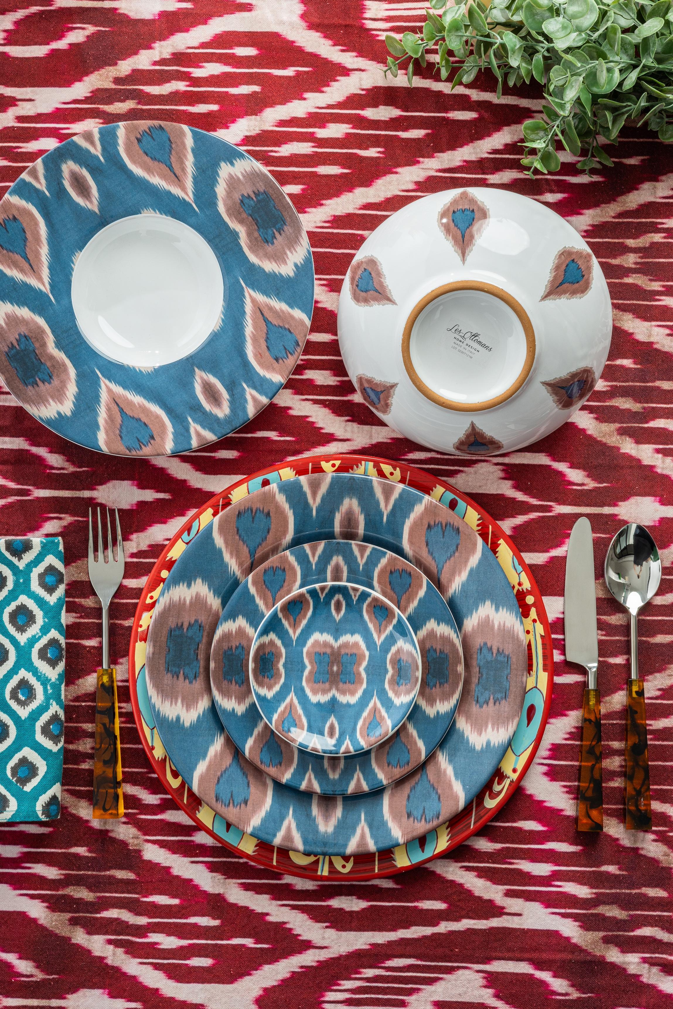 Rehaussez votre présentation de dessert avec ce lot de 2 assiettes à dessert en céramique Ikat, fabriquées en Italie. Fabriquées à 100 % en céramique et dotées d'un design distinctif inspiré de l'ikat, ces assiettes mesurent 19 cm de diamètre et