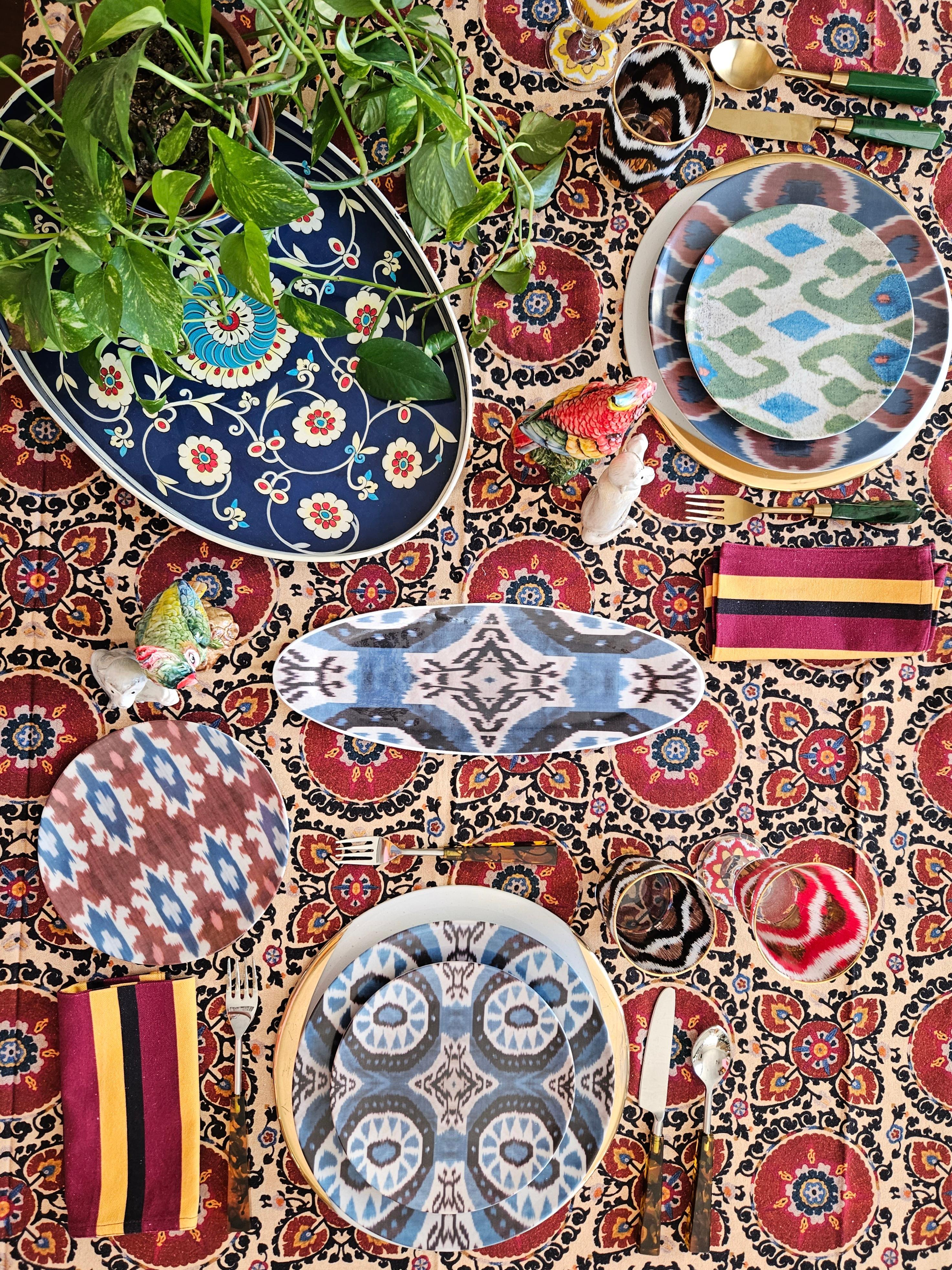 Rehaussez votre présentation de dessert avec ce lot de 2 assiettes à dessert en céramique Ikat, fabriquées en Italie. Fabriquées à 100 % en céramique et dotées d'un design distinctif inspiré de l'ikat, ces assiettes mesurent 19 cm de diamètre et