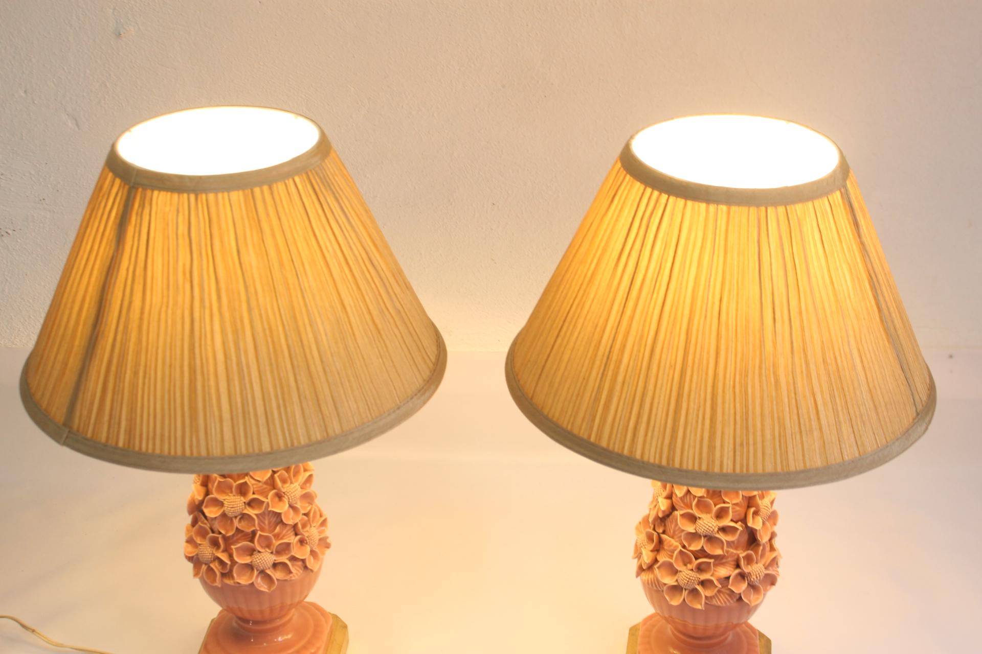 Set of 2 Ceramic Manises Flower Table Lamps in Salmon Color, 1950s For Sale 3