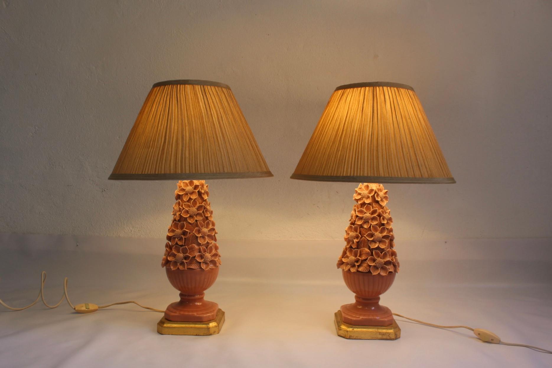 Set of 2 Ceramic Manises Flower Table Lamps in Salmon Color, 1950s (Moderne der Mitte des Jahrhunderts) im Angebot